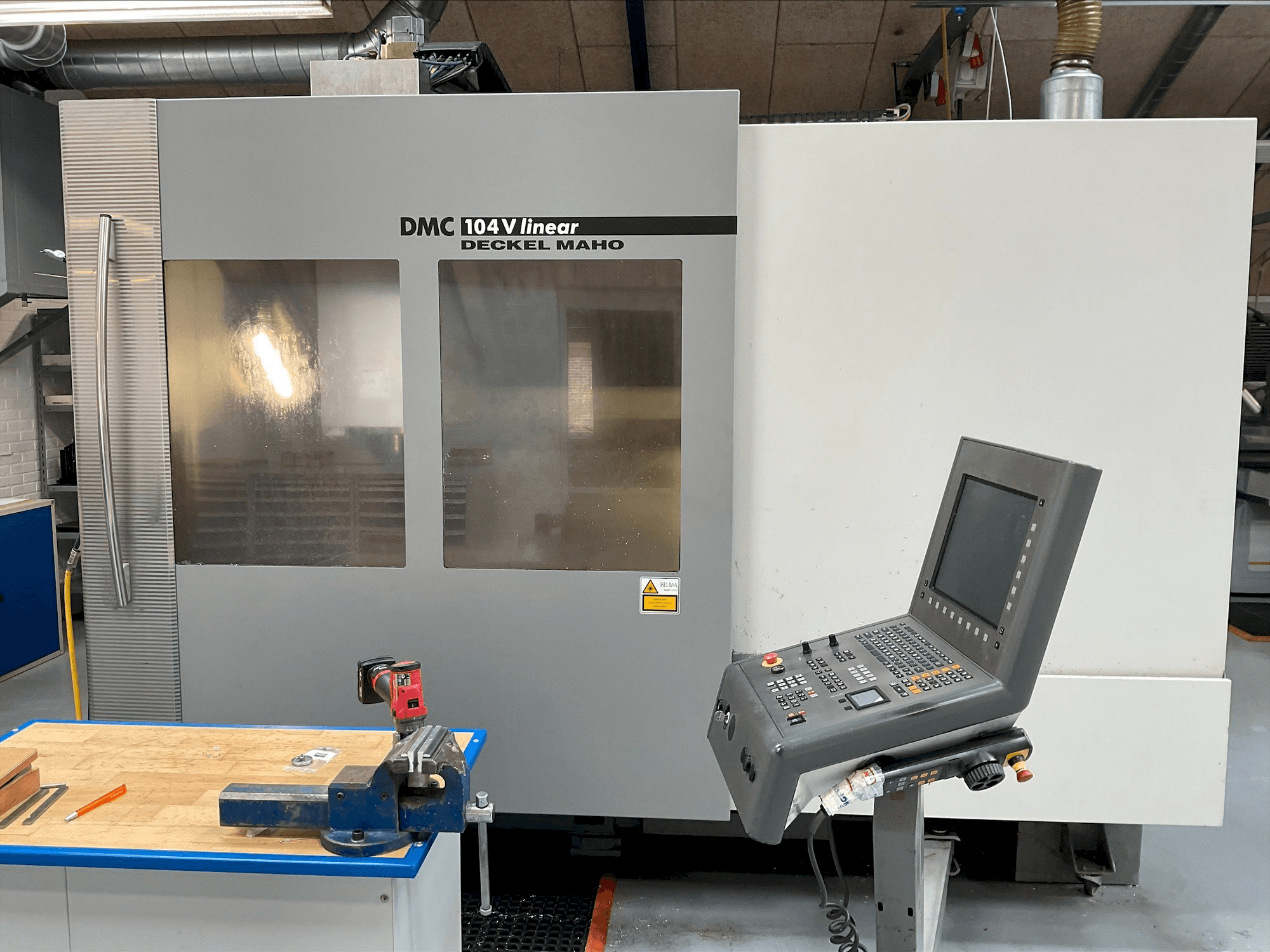 Koneen DMG MORI DMC 104V linear etunäkymä