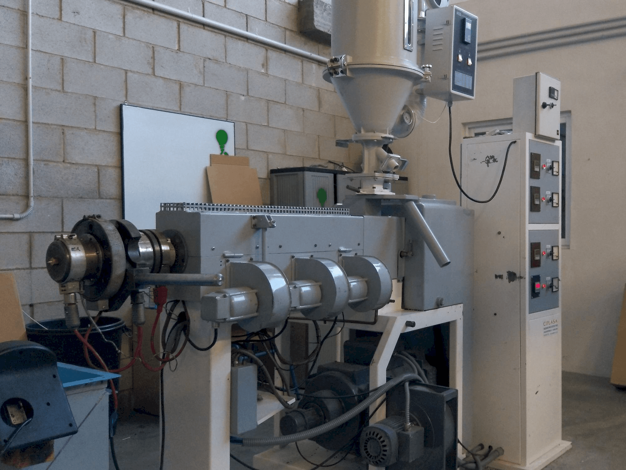 Koneen Mateu & Solé EX 38 vasemman sivun näkymä