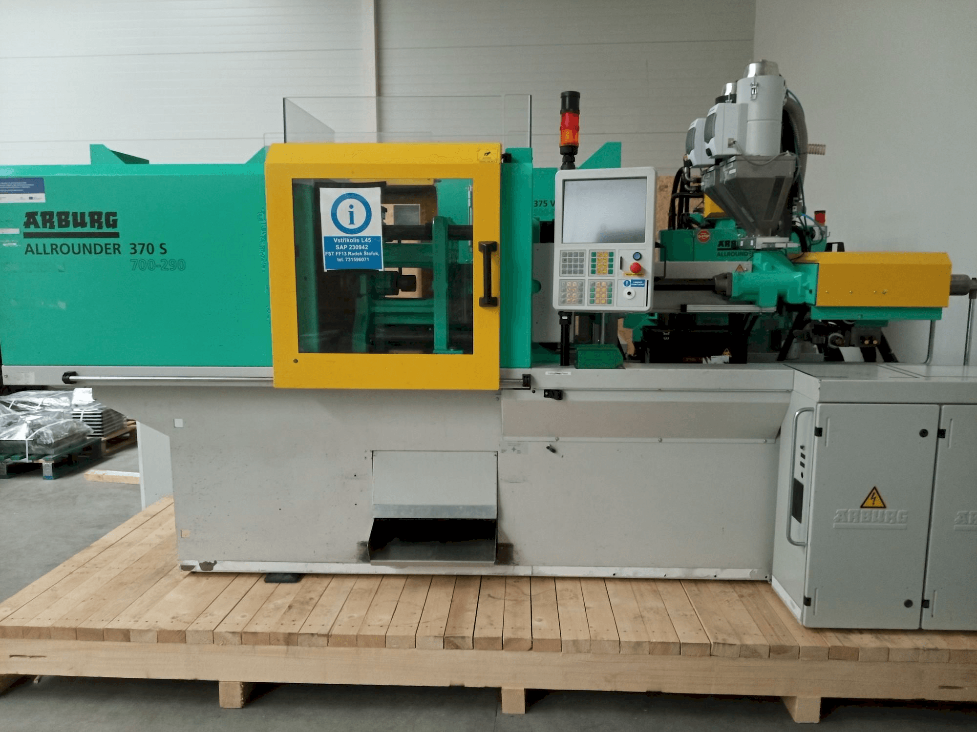 Koneen Arburg Allrounder 370S 700–290 etunäkymä