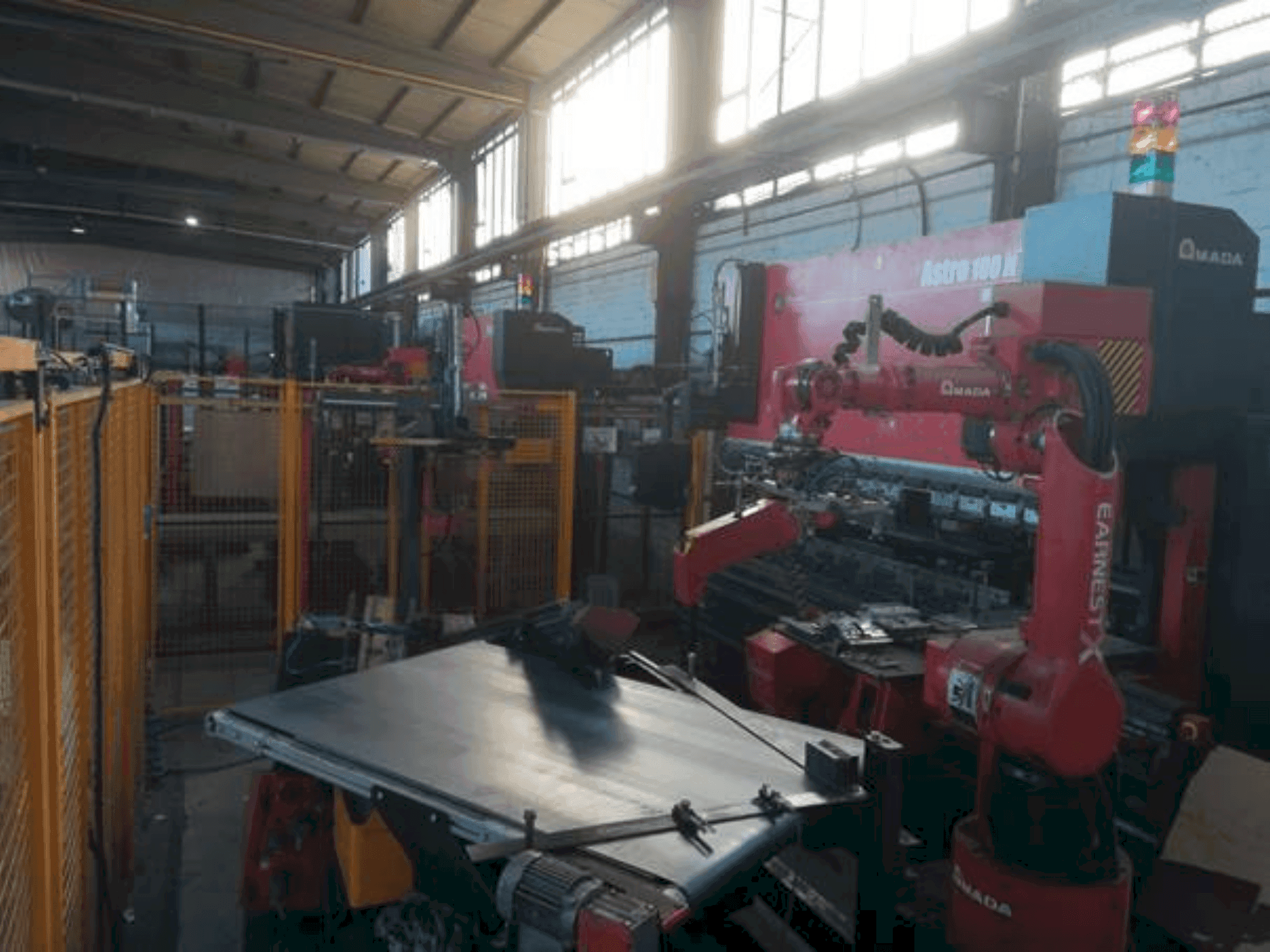 Koneen AMADA Astro 100 NT etunäkymä