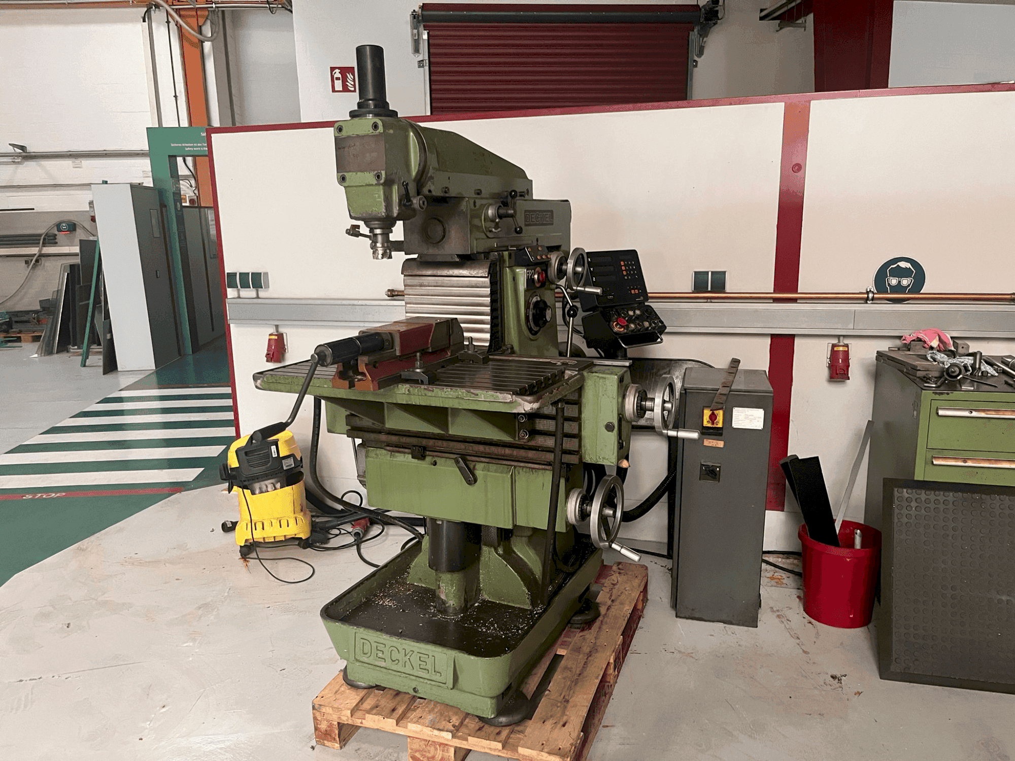 Koneen DECKEL FP2 etunäkymä