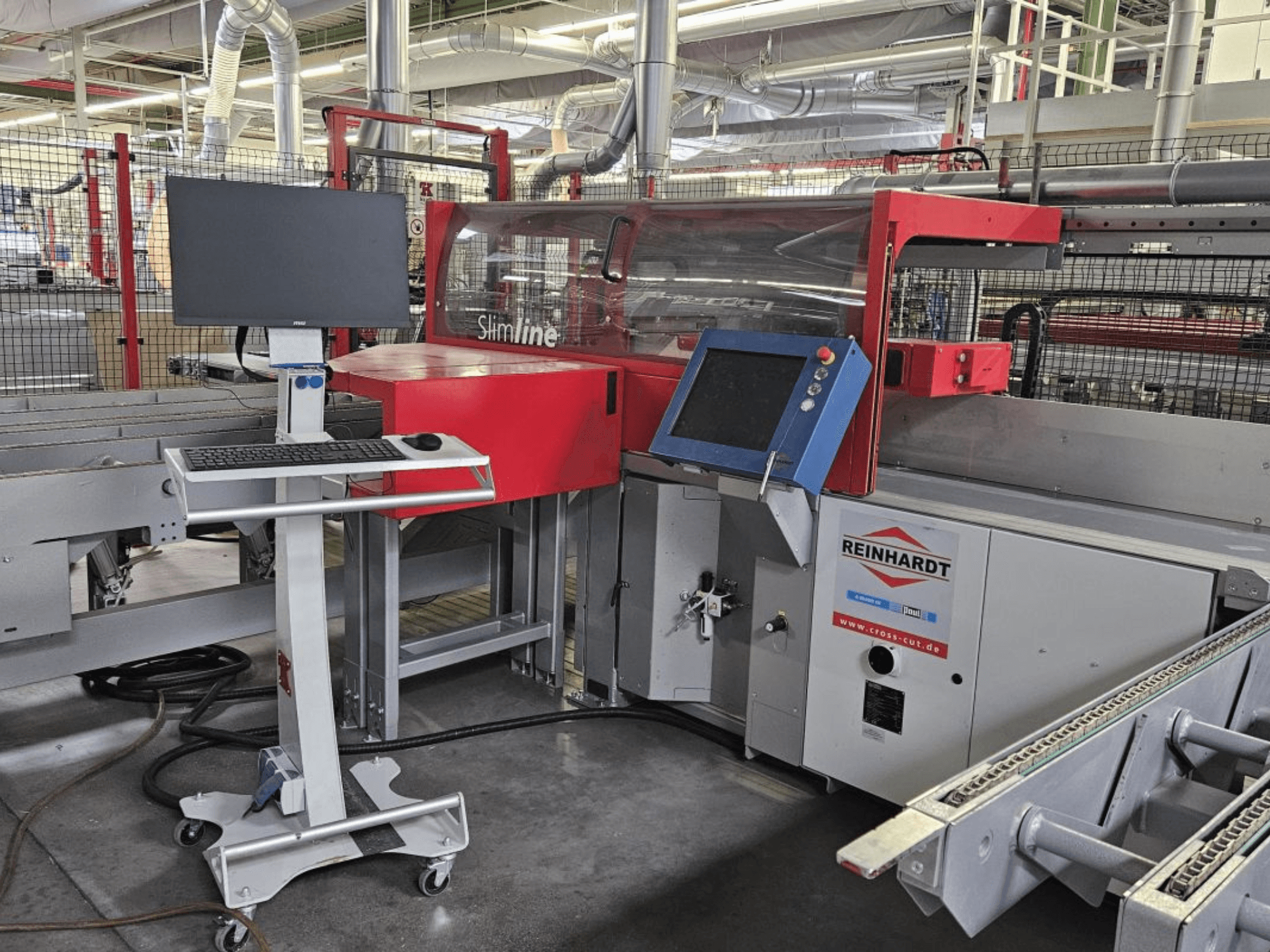 Optimizing Cross-Cut Saw Paul Reinhardt SlimLine 110, etukuva, jossa on ohjauspaneeli ja monitori käyttöasetuksia varten.