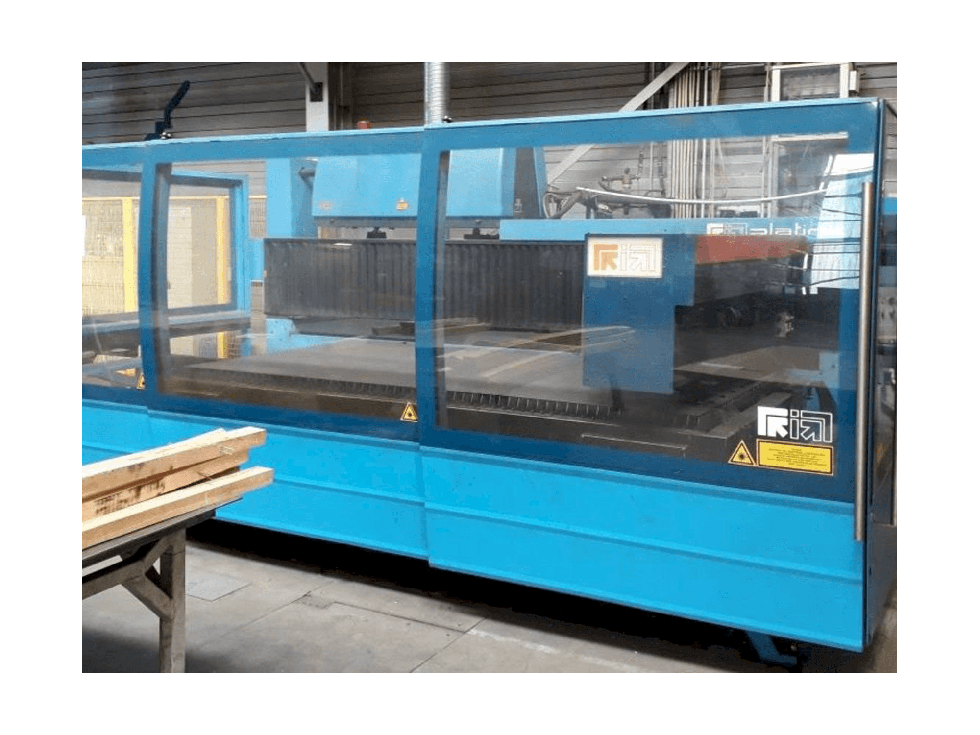 Koneen Prima Industrie Platino 1530 etunäkymä