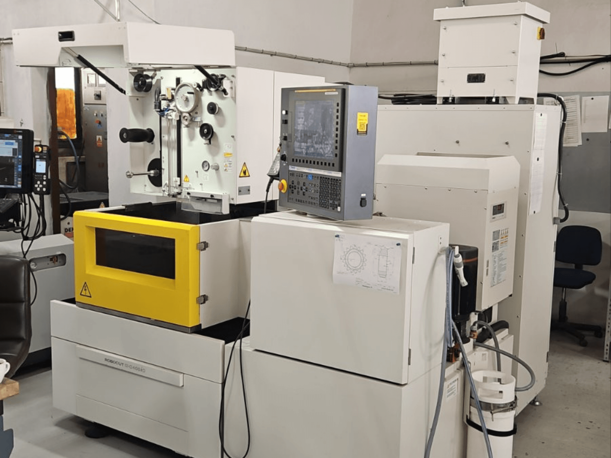 FANUC Robocut alpha C400iC -lankasähköeroosiokone, etunäkymä, jossa näkyvät ohjauspaneeli ja keltainen työkammio.