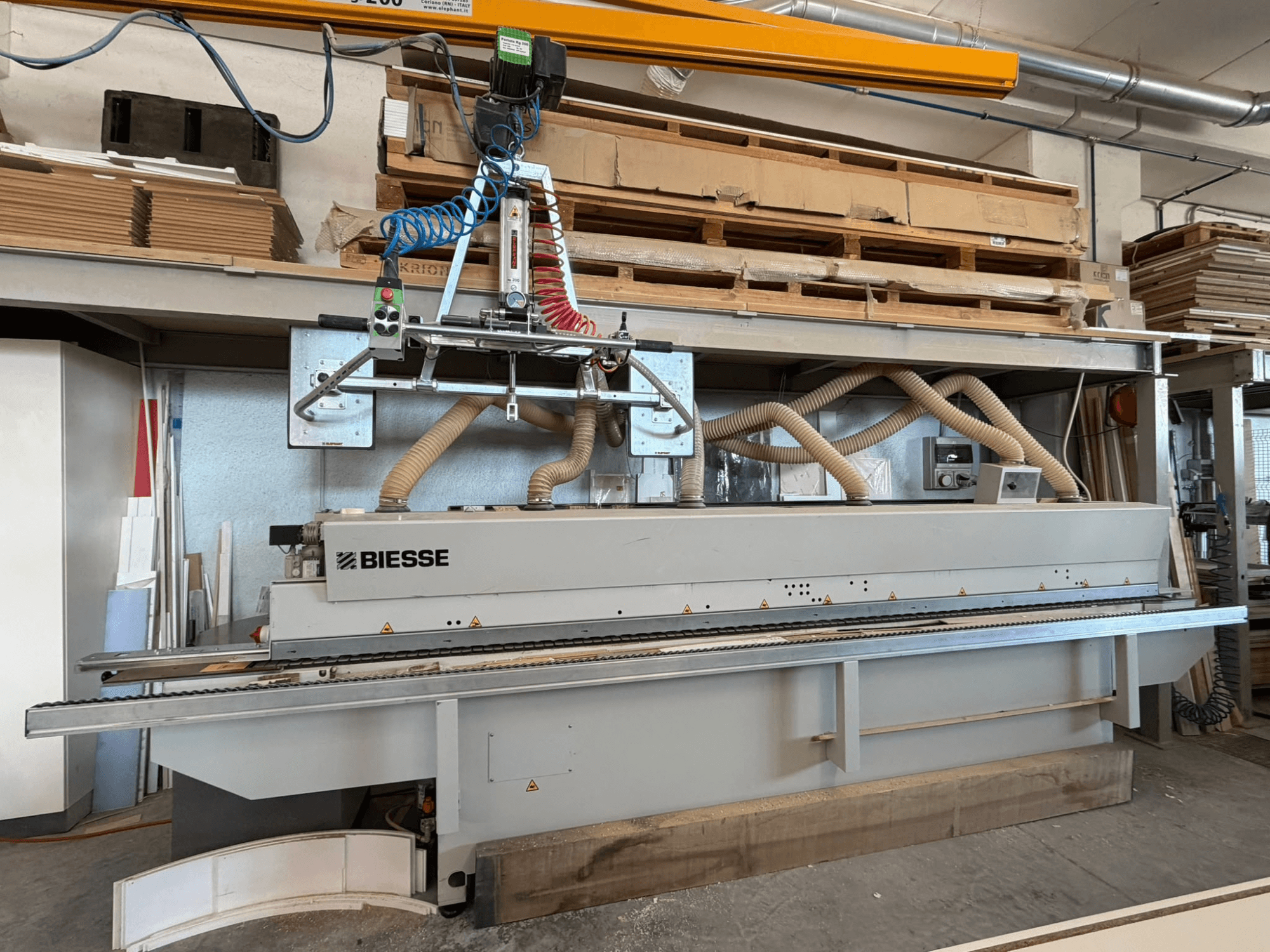 BIESSE AKRON 1330 -reunakone työpajassa; kuvassa etunäkymä ohjauspaneelilla ja pölynpoistojärjestelmällä.