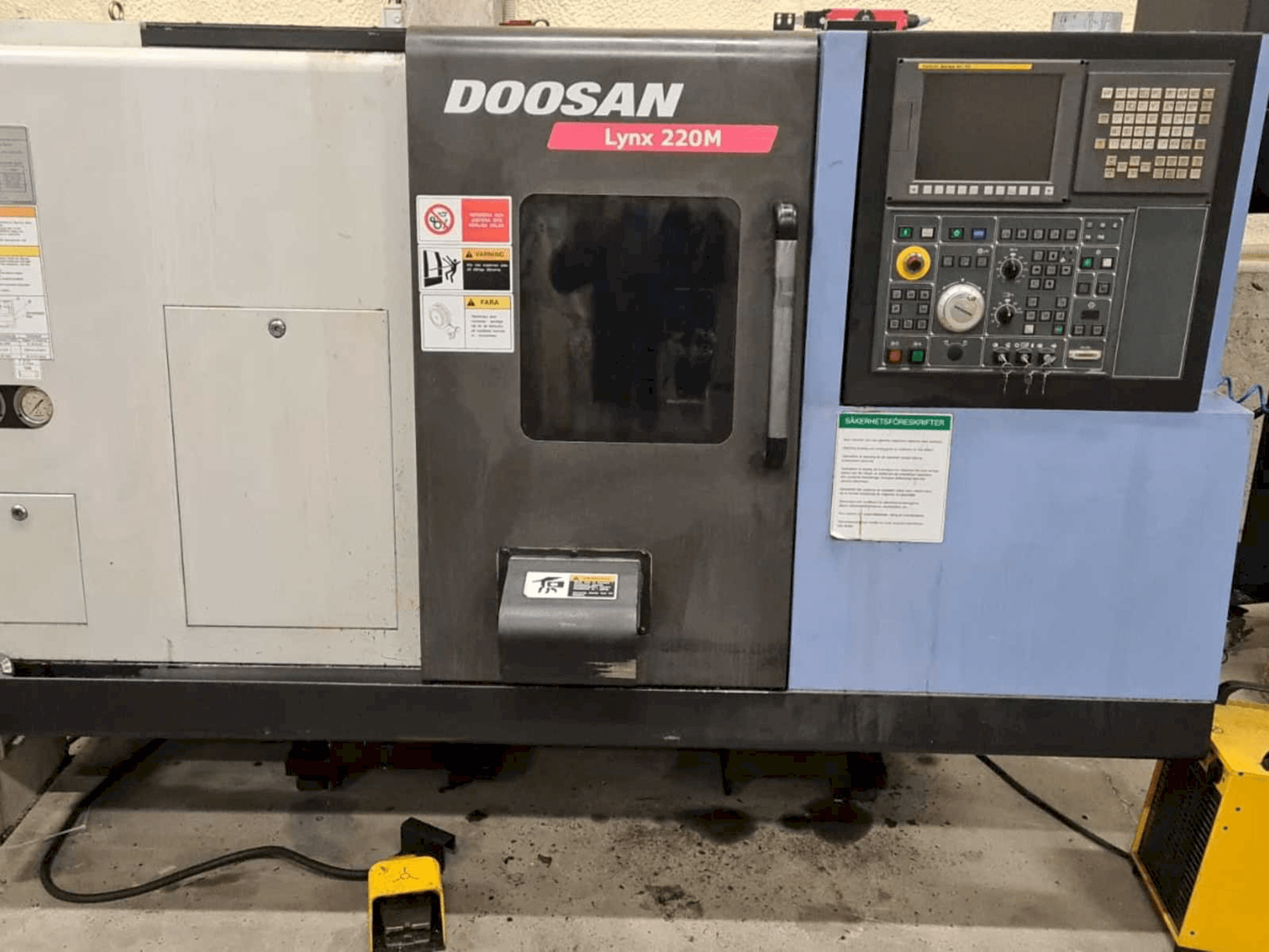 Koneen Doosan Lynx 220MA + bar feeder LNS Express etunäkymä