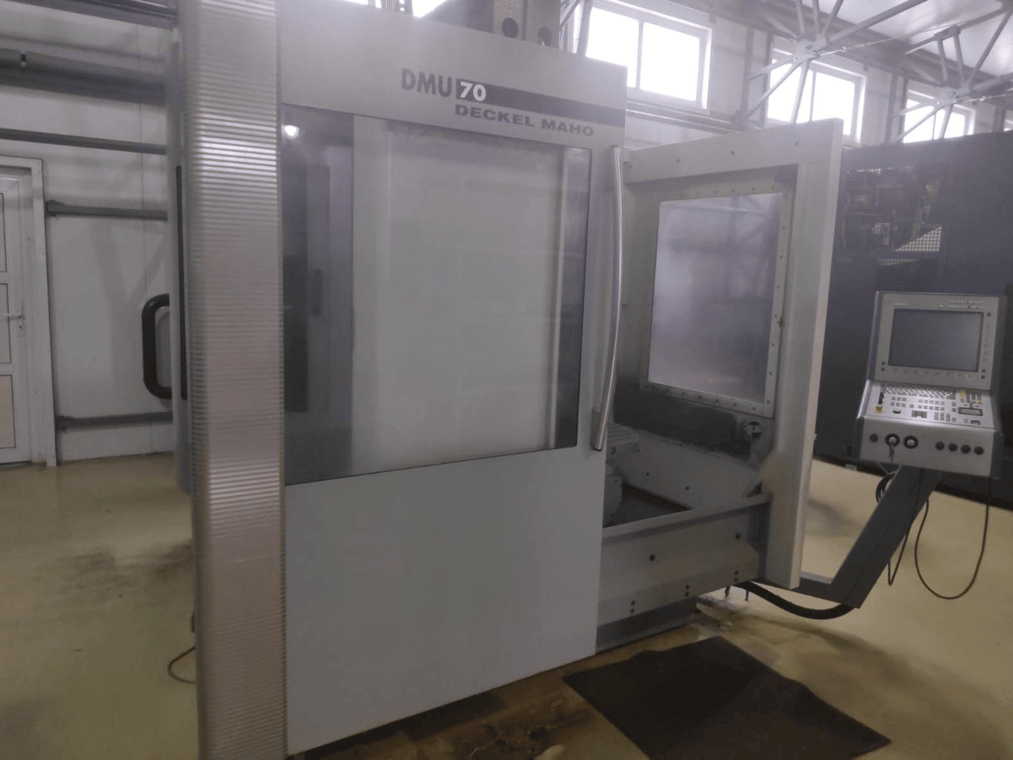 Koneen DECKEL MAHO DMU 70 etunäkymä