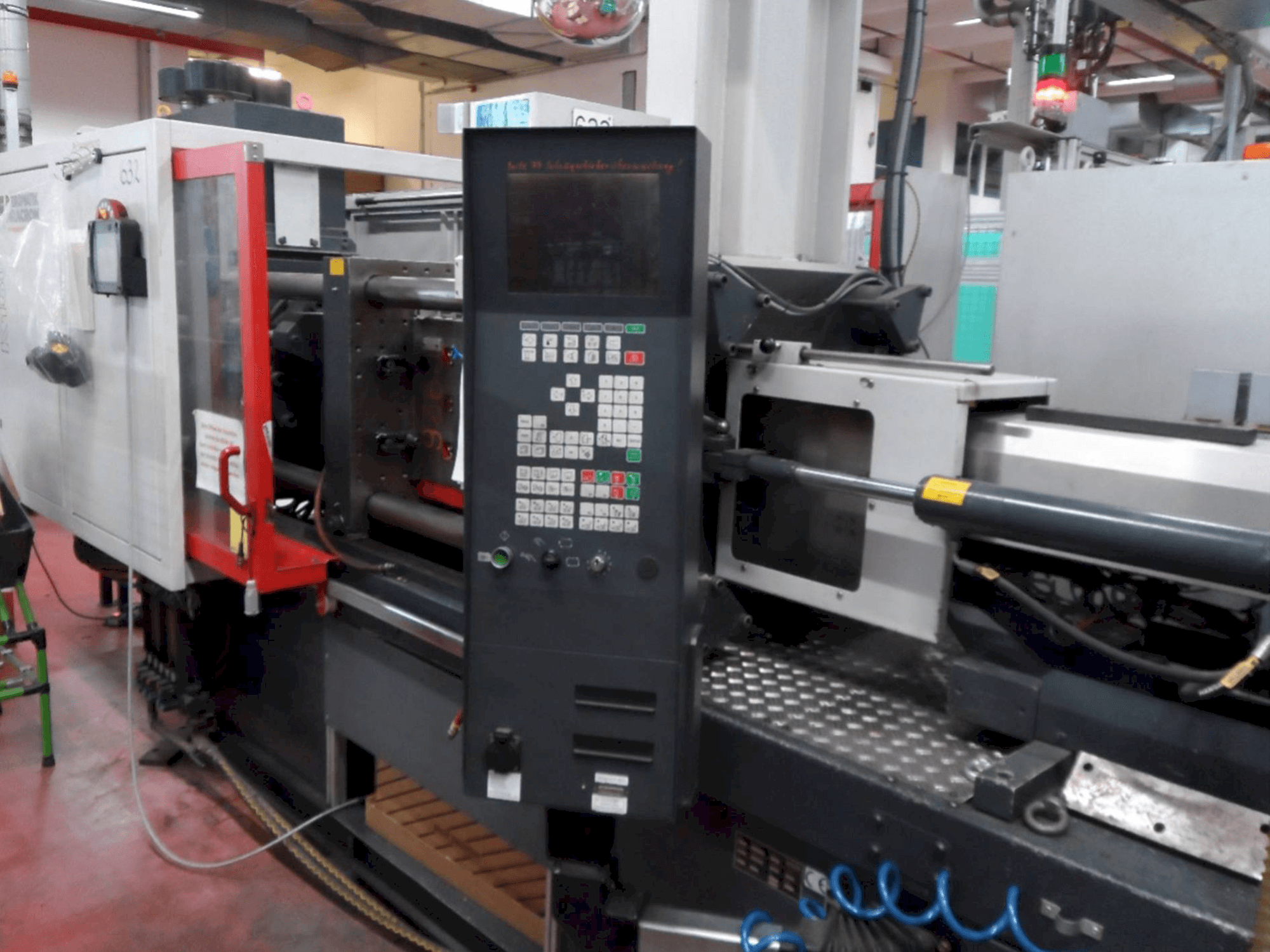 Koneen FERROMATIK MILACRON K-Tec 160S etunäkymä