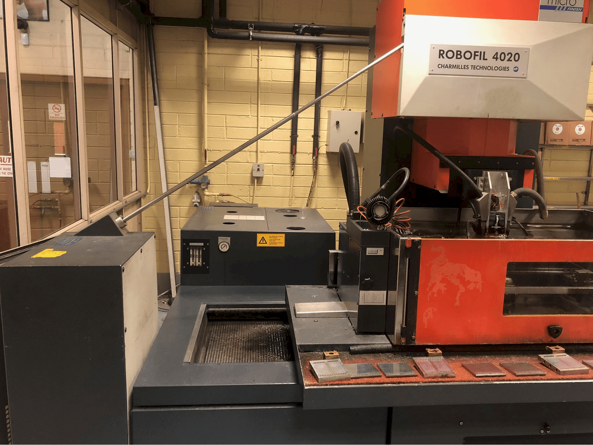 Koneen CHARMILLES etunäkymä ROBOFIL 4020