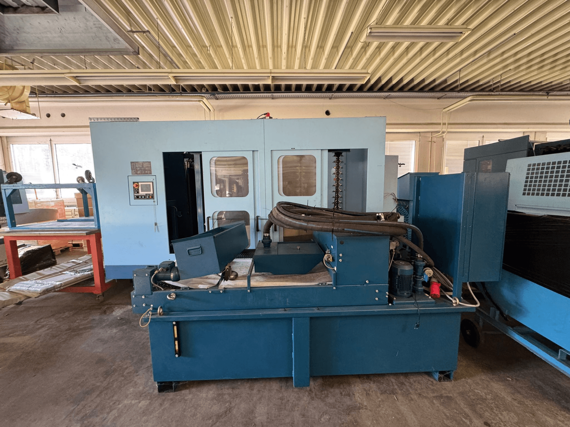 Matsuura H. Plus 405 -vaakakoneistuskeskus, sininen, etunäkymä, jossa näkyvät ohjauspaneeli ja koneen osat.