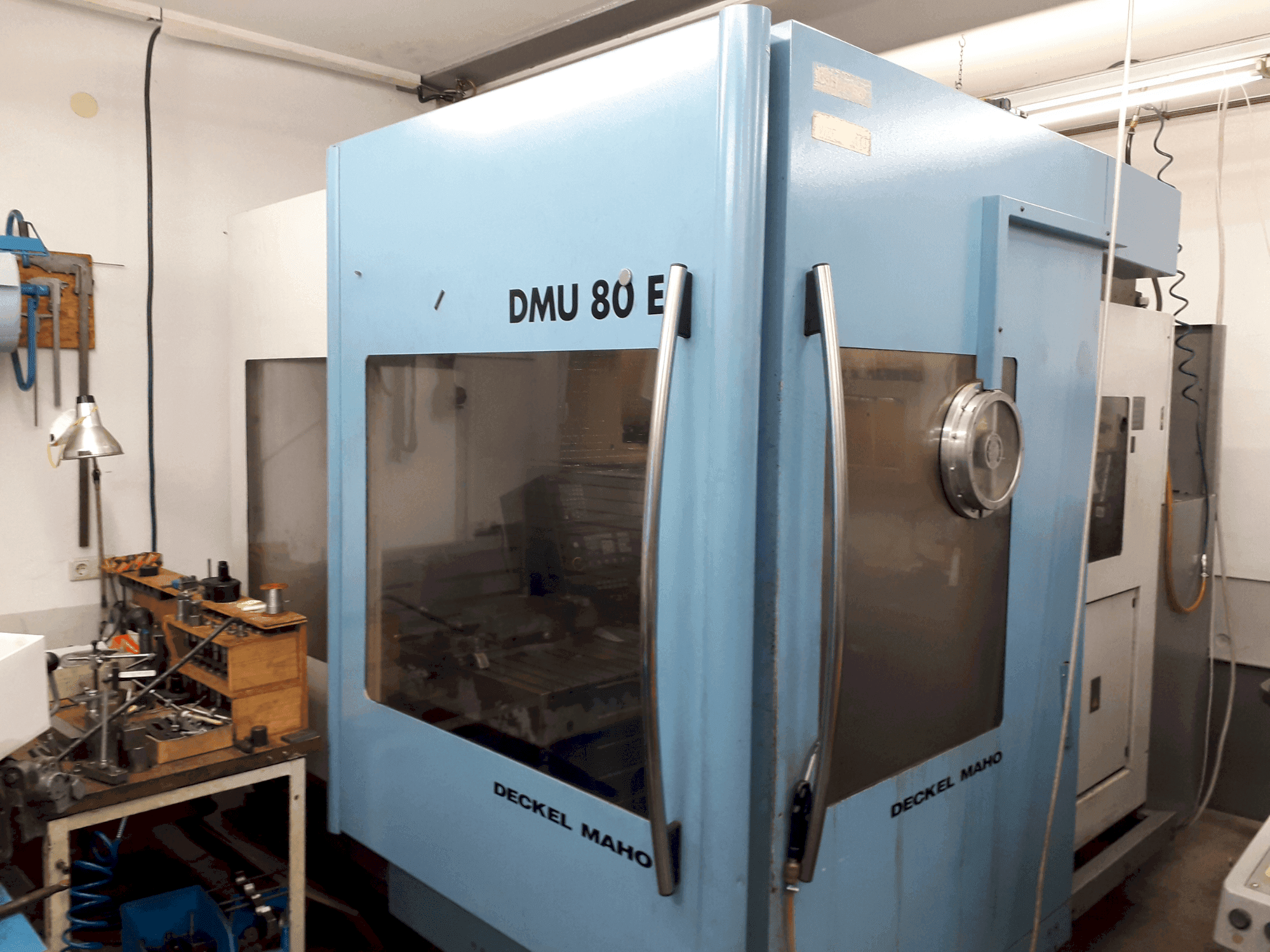 Koneen DECKEL MAHO DMU 80E etunäkymä