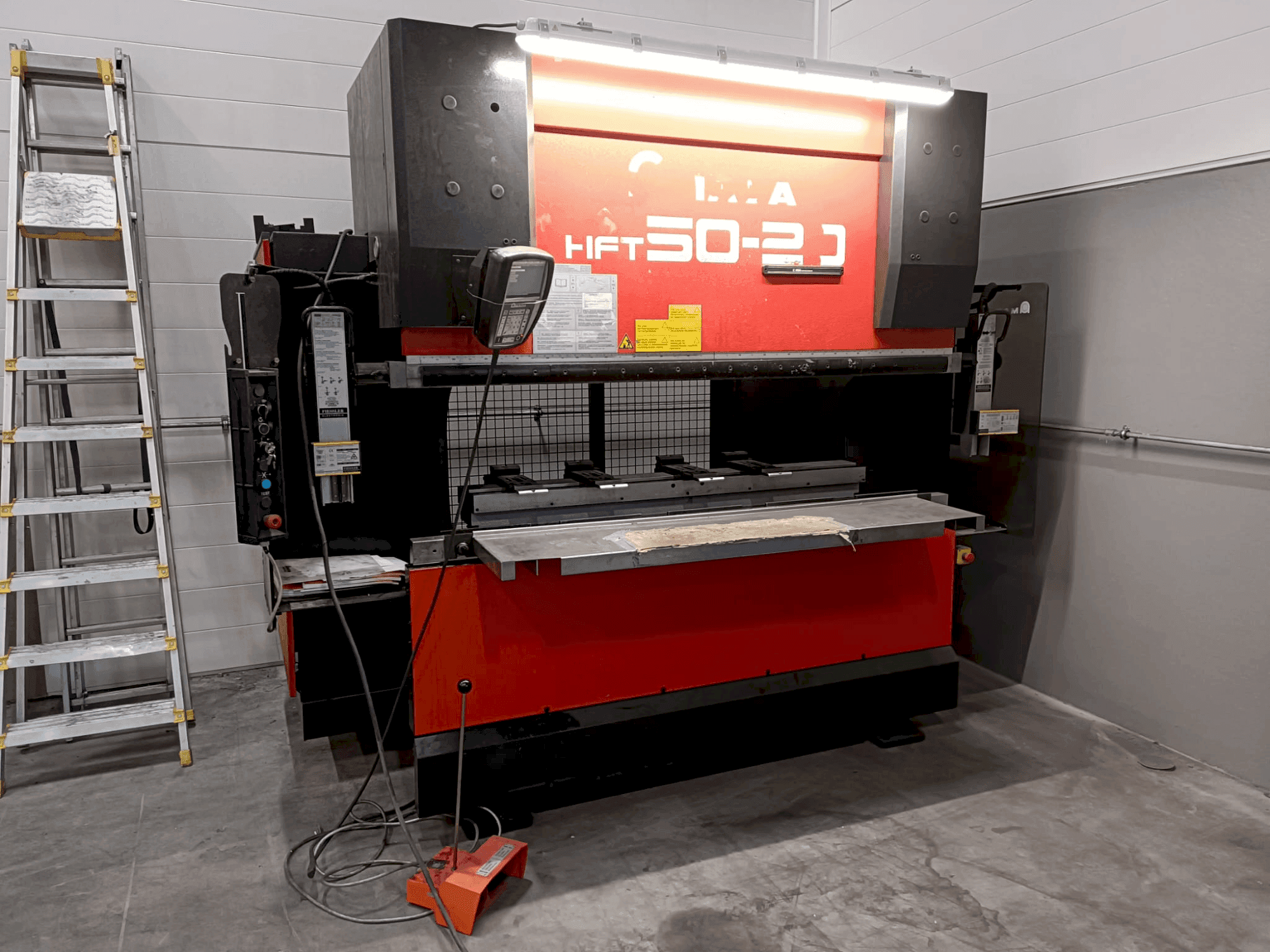 Koneen AMADA HFT50-20 etunäkymä