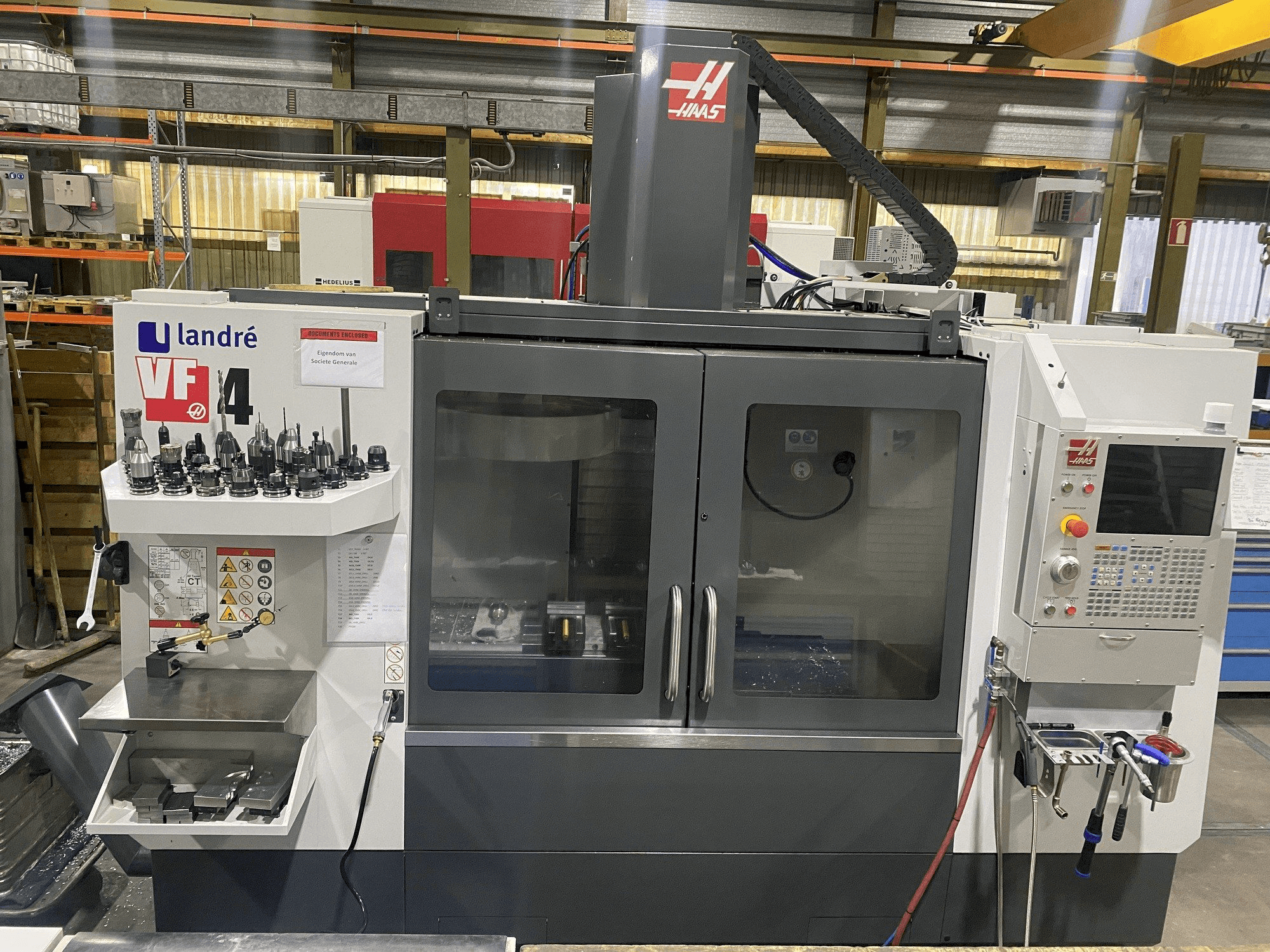 Koneen HAAS VF-4 etunäkymä