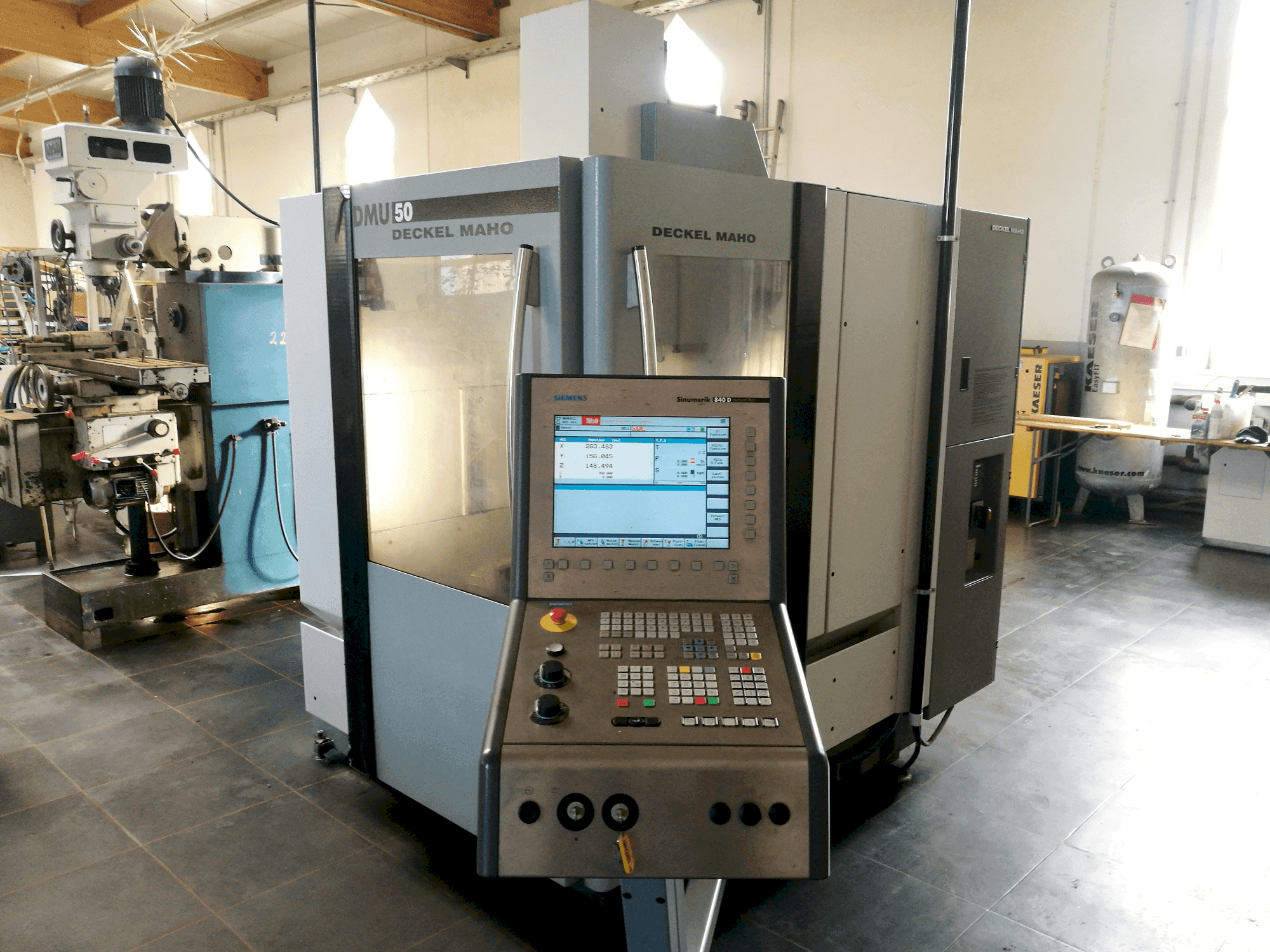 Koneen DECKEL MAHO DMU 50 etunäkymä