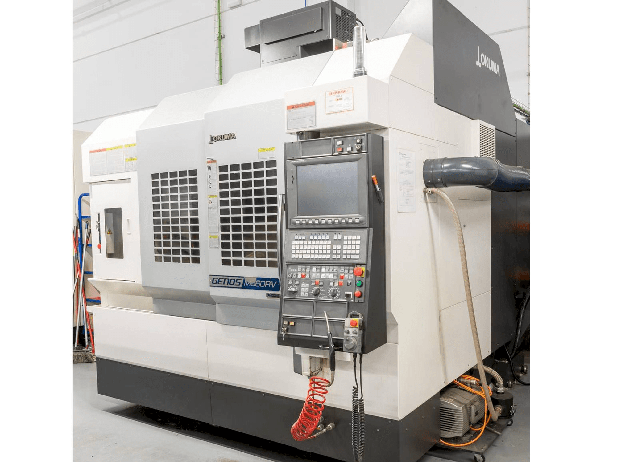 Koneen Okuma Genos M560R-V etunäkymä