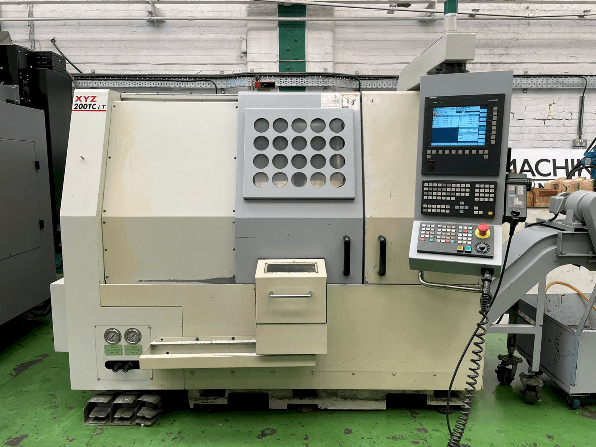 Koneen XYZ 200TC LT etunäkymä