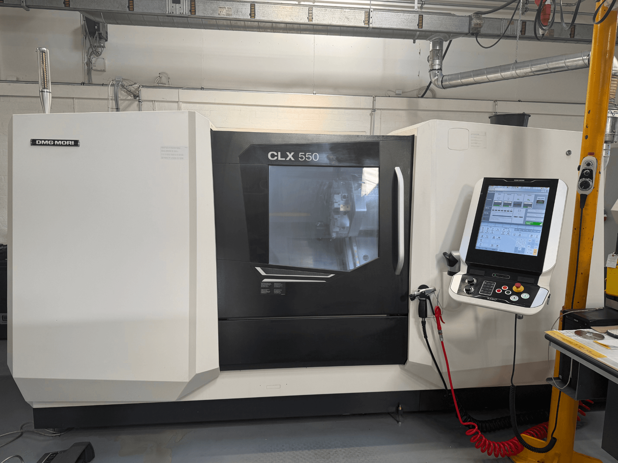 DMG MORI CLX 550 V4 -vaakasuora sorvi, etunäkymä ohjauspaneelin ja näytön kera, jossa esillä ovat edistykselliset työstöominaisuudet.