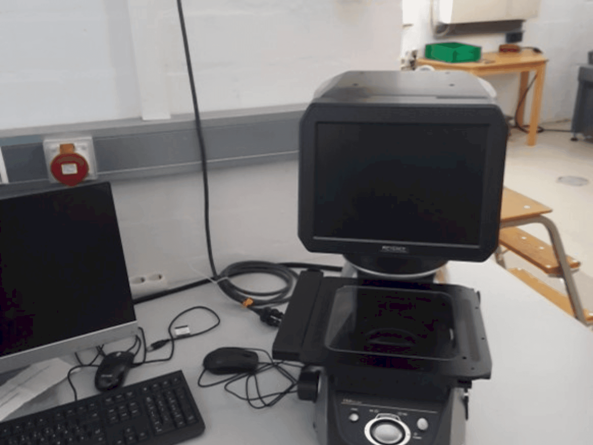 Koneen KEYENCE IM-7020 etunäkymä