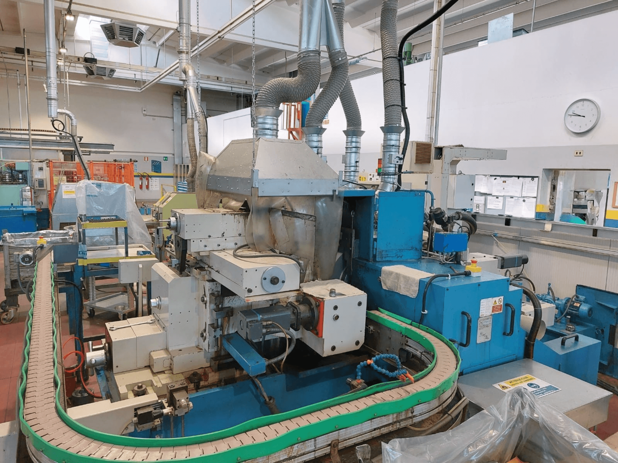 GHIRINGHELLI M300SP610 CNC3A-keskiöimätön hiomakone, etukuva, jossa näkyvät monimutkaiset koneen ja kuljettimen yksityiskohdat.