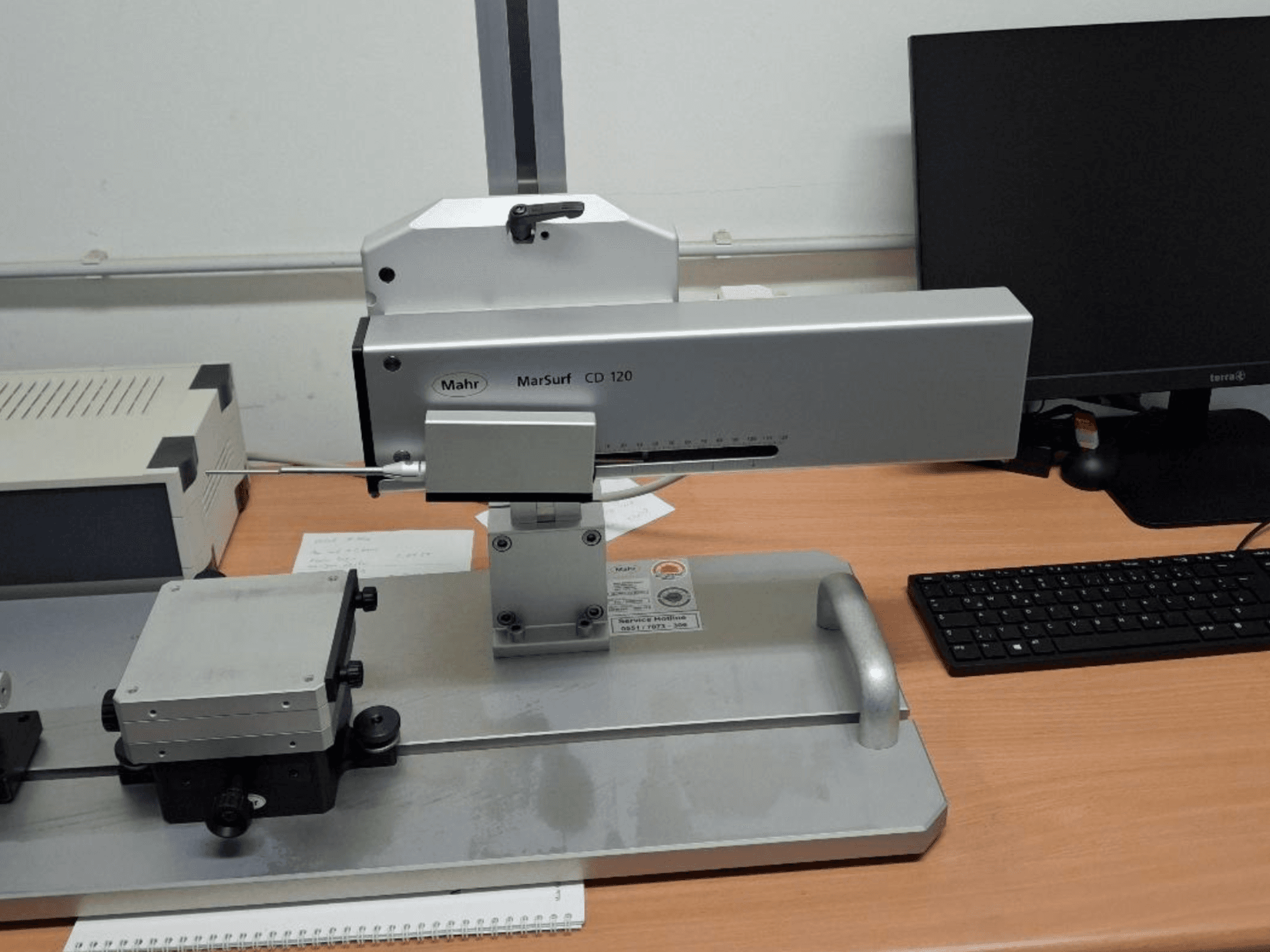 Mahr MARSURF CD 120 CMM edestä katsottuna, jossa näkyy mittapää, ohjauspaneeli ja asennettu mittauspöytä.