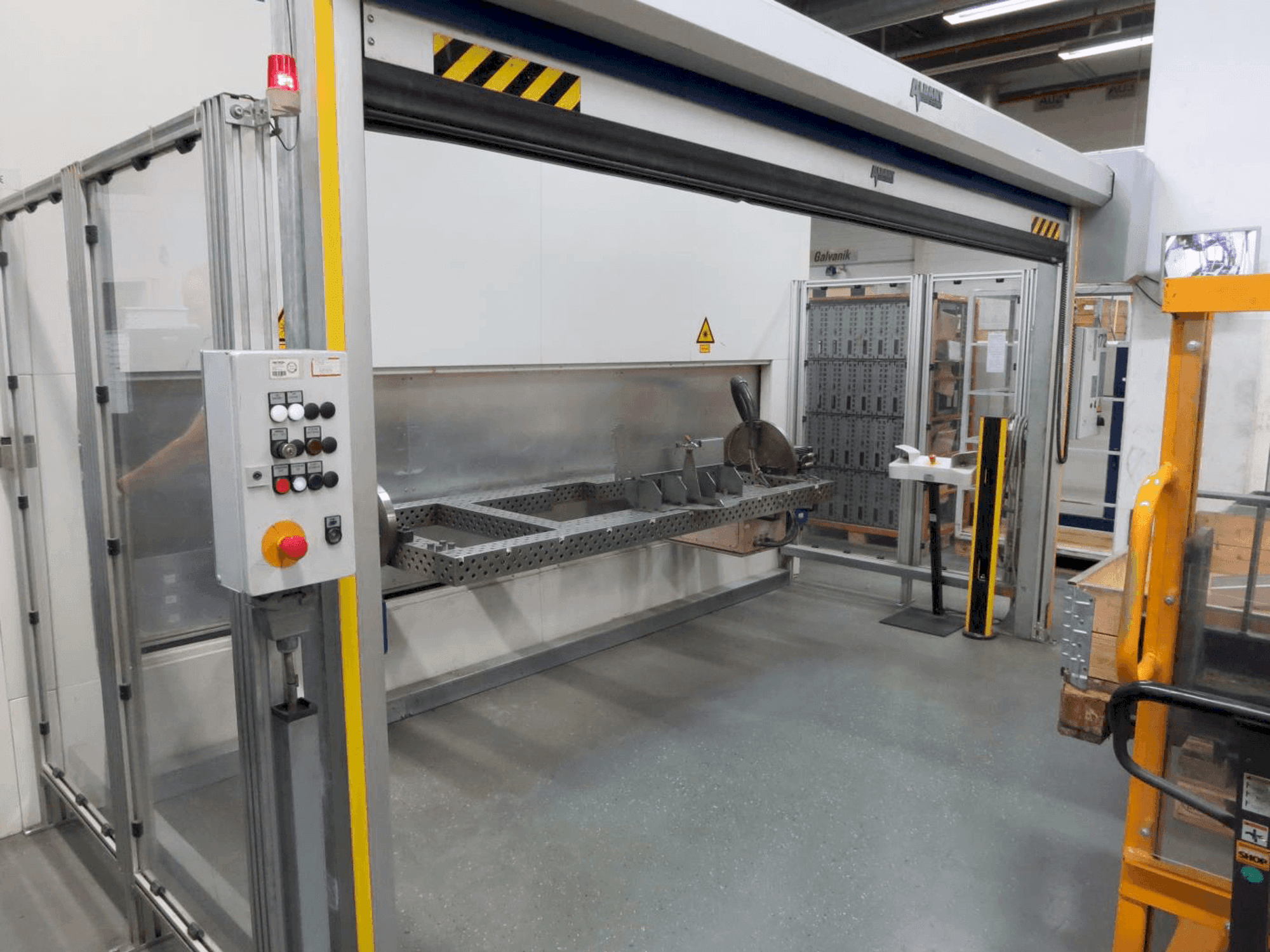 Koneen TRUMPF TruLaser Robot 5020 etunäkymä