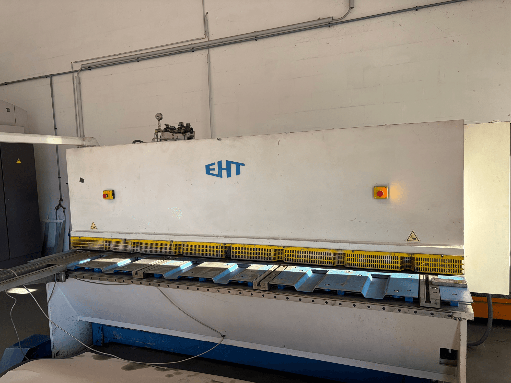 Hydraulinen leikkauskone EHT ISS 5-30 työpajassa, etunäkymä, jossa näkyvät ohjauspaneeli ja leikkuupinta.