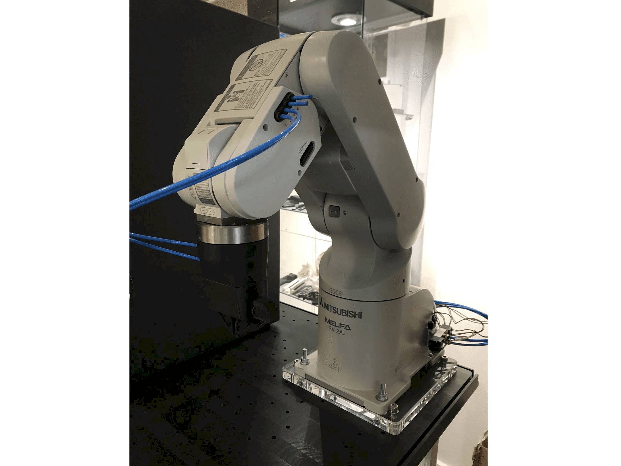 Koneen Mitsubishi RV-2AJ etunäkymä