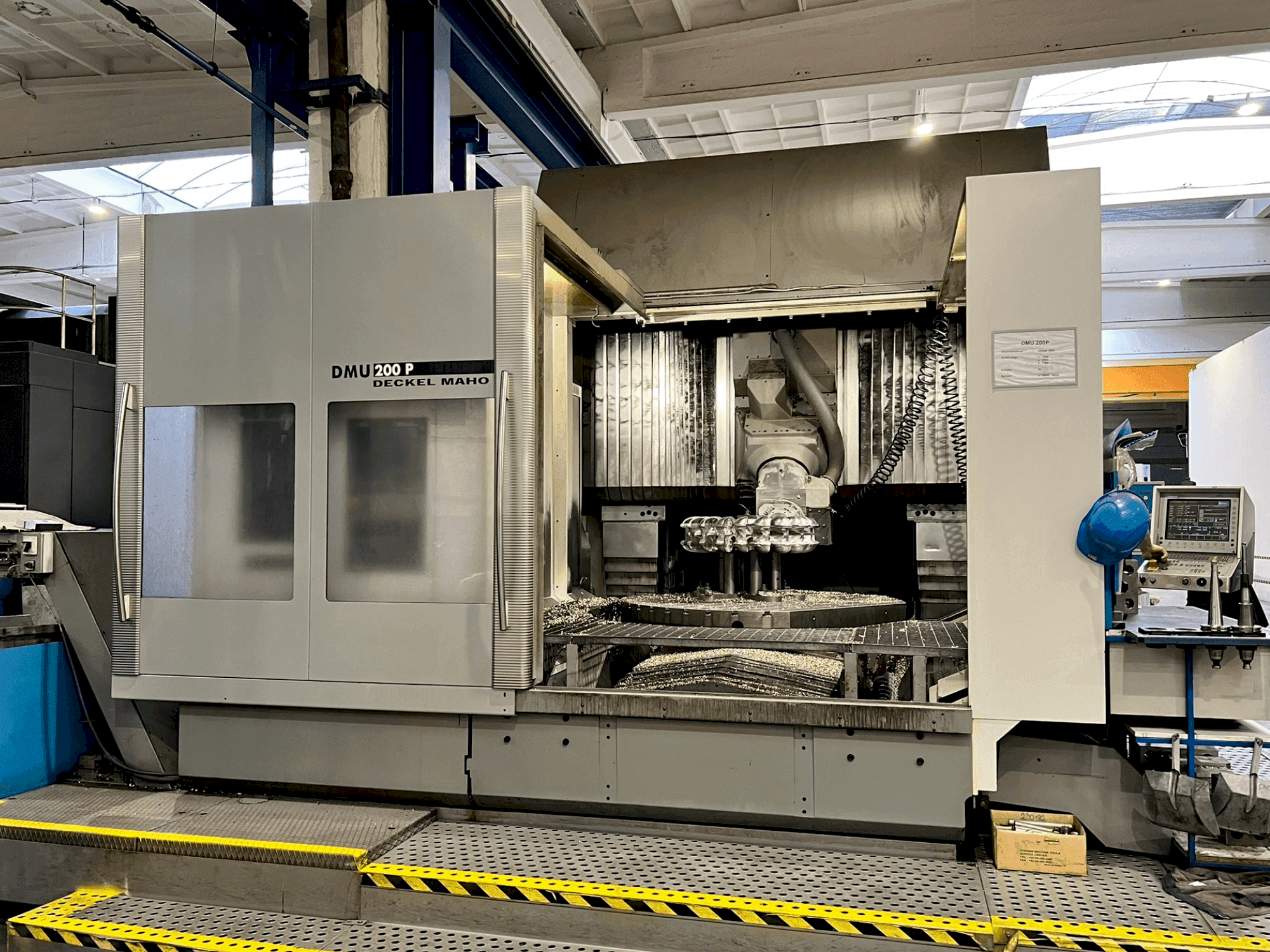 Koneen DECKEL MAHO DMU 200P etunäkymä