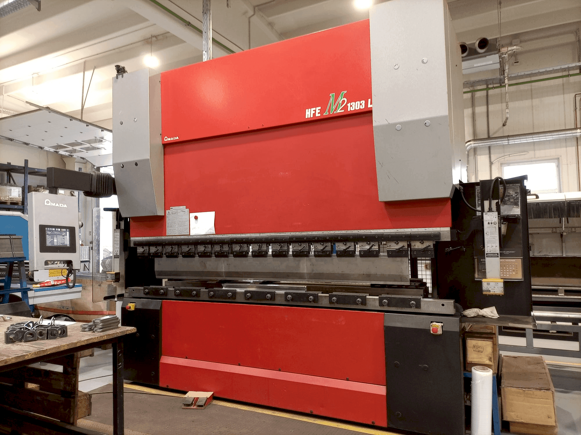 Koneen AMADA HFE-1303M2 etunäkymä
