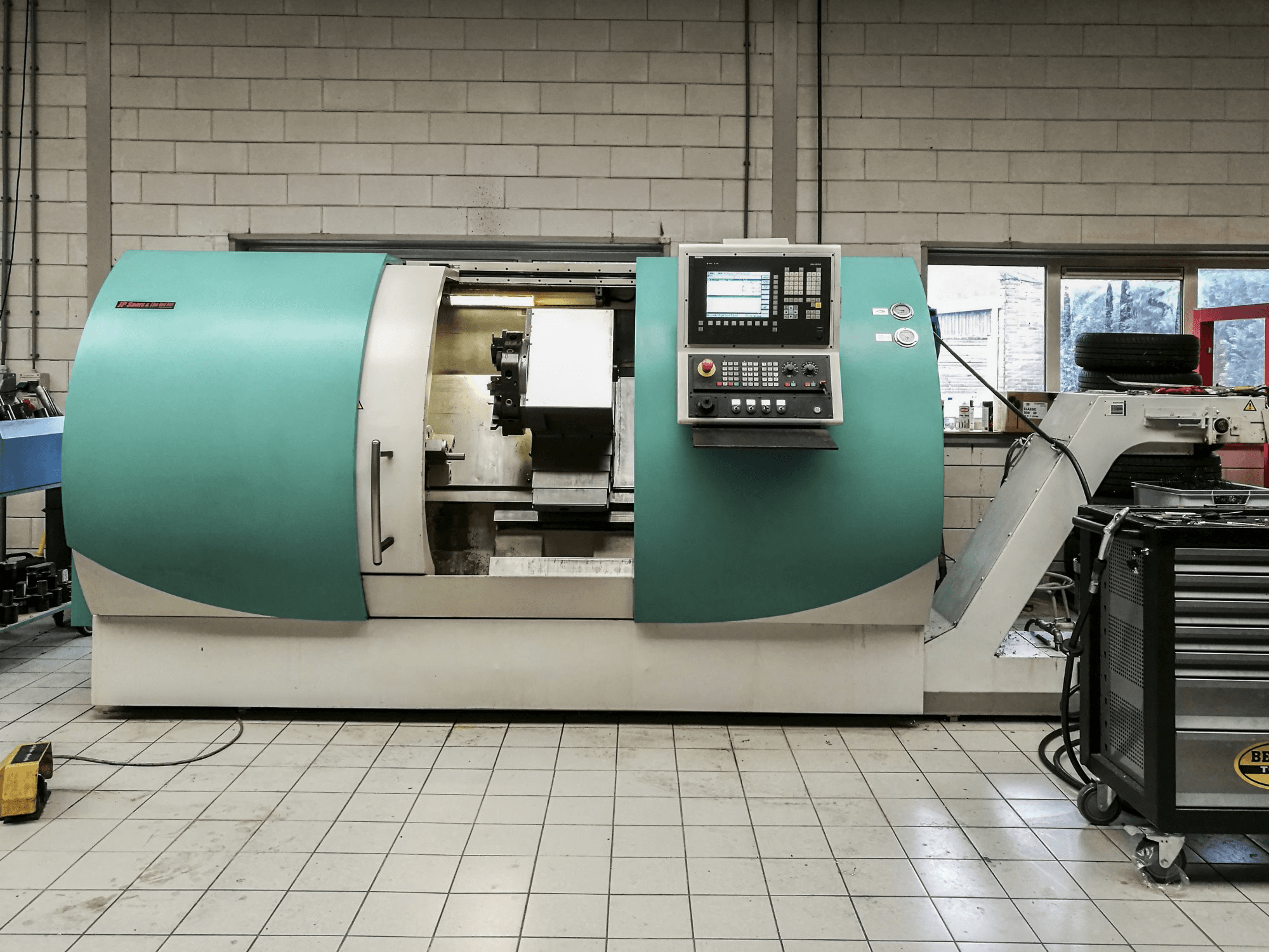 Koneen TRENS etunäkymäSBL 500 CNC