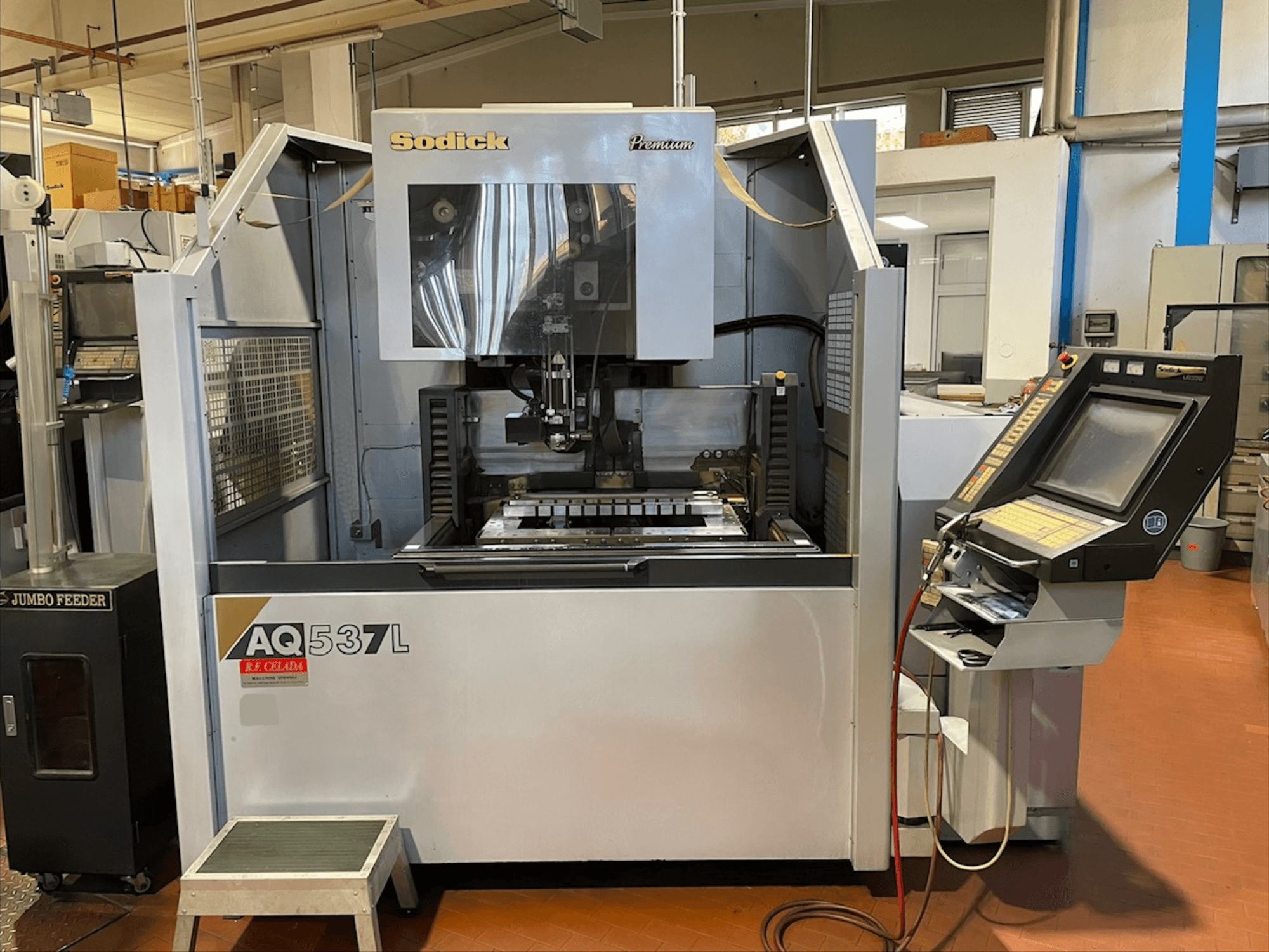 Sodick AQ537L Wire EDM -kone etukuvassa, jossa näkyy ohjauspaneeli ja työstöalue näkyvillä osilla.