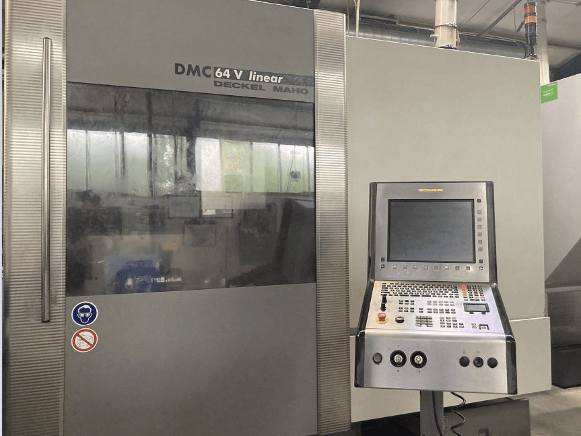 DMG DECKEL MAHO DMC 64V lineaarinen vertikaalinen työstökeskus, etukuva, jossa näkyy ohjauspaneeli ja näyttö.
