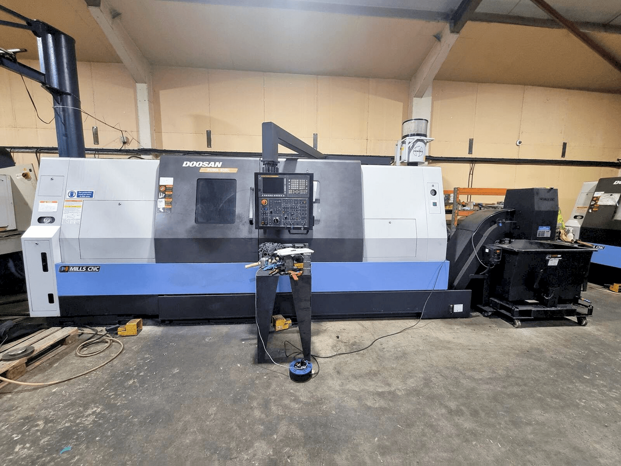 Koneen DOOSAN Puma 400LB etunäkymä