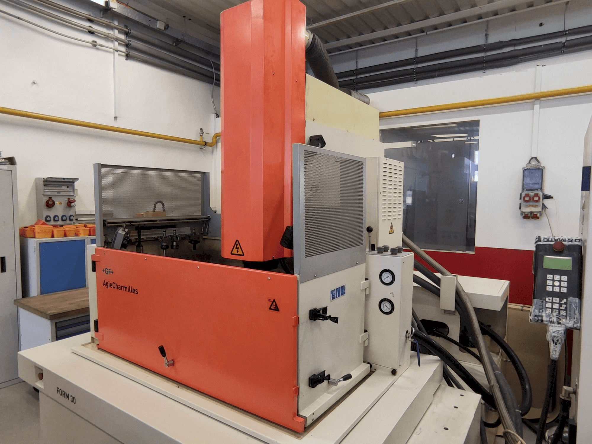 Koneen AgieCharmilles FORM 30 etunäkymä