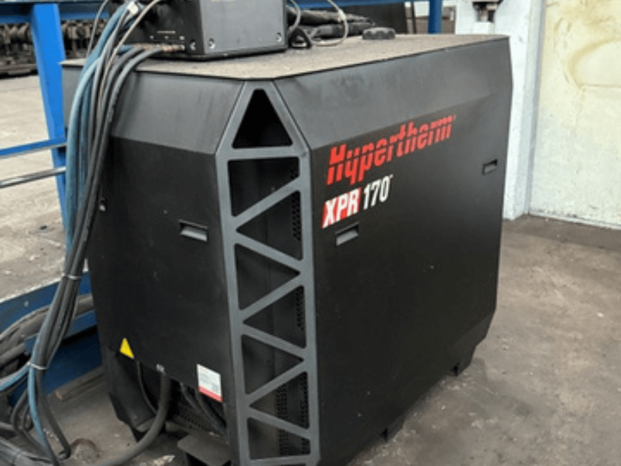 Hypertherm XPR170 -plasmaleikkuri sivulta katsottuna, jossa on jäähdytysaukot ja useita kaapeleita käyttöä varten.