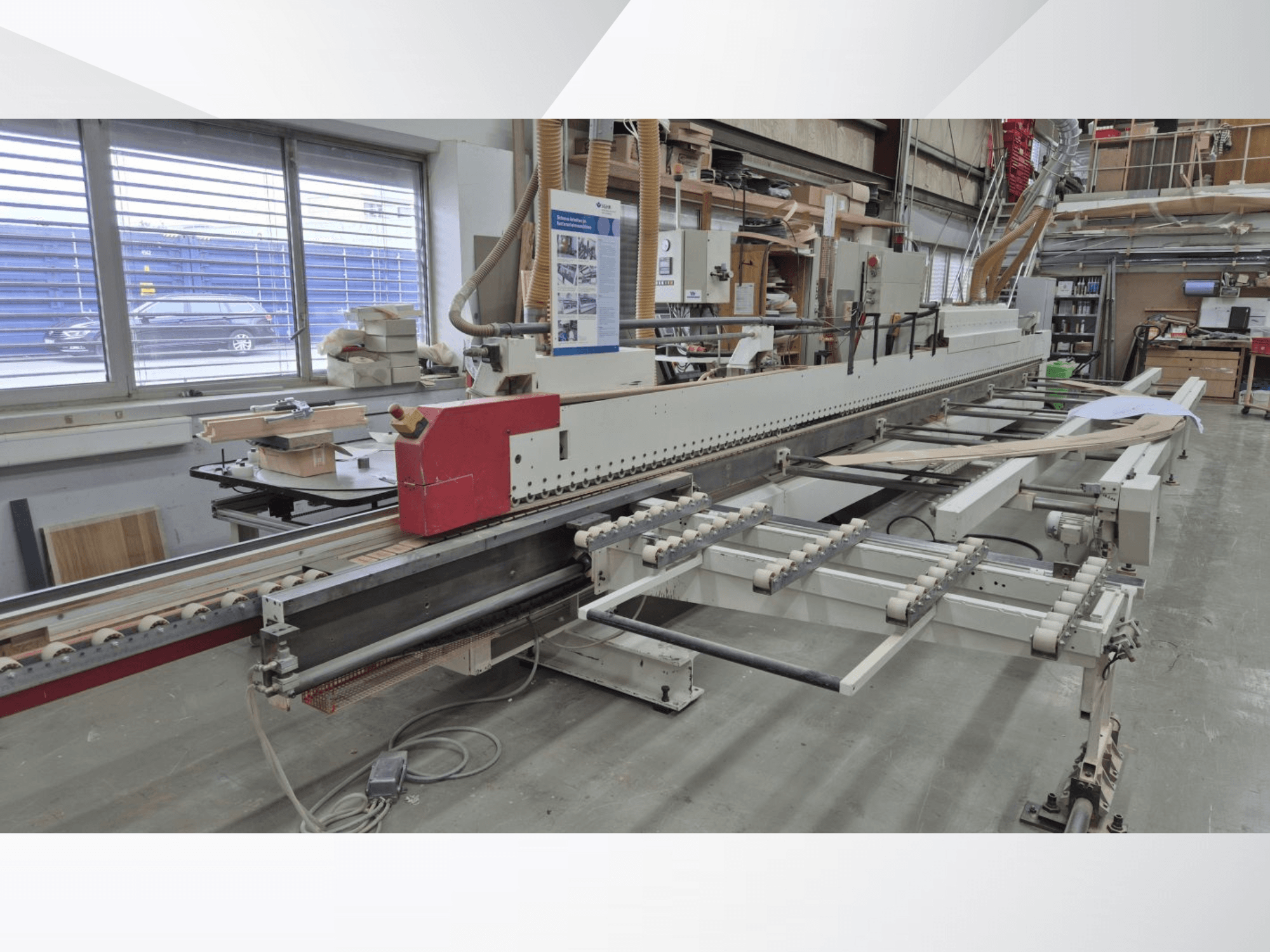 IMA Edgebander AVM/K/I/G80/822/S3R3L20, sivukuva, jossa näkyvät syöttömekanismi ja ohjauspaneeli.