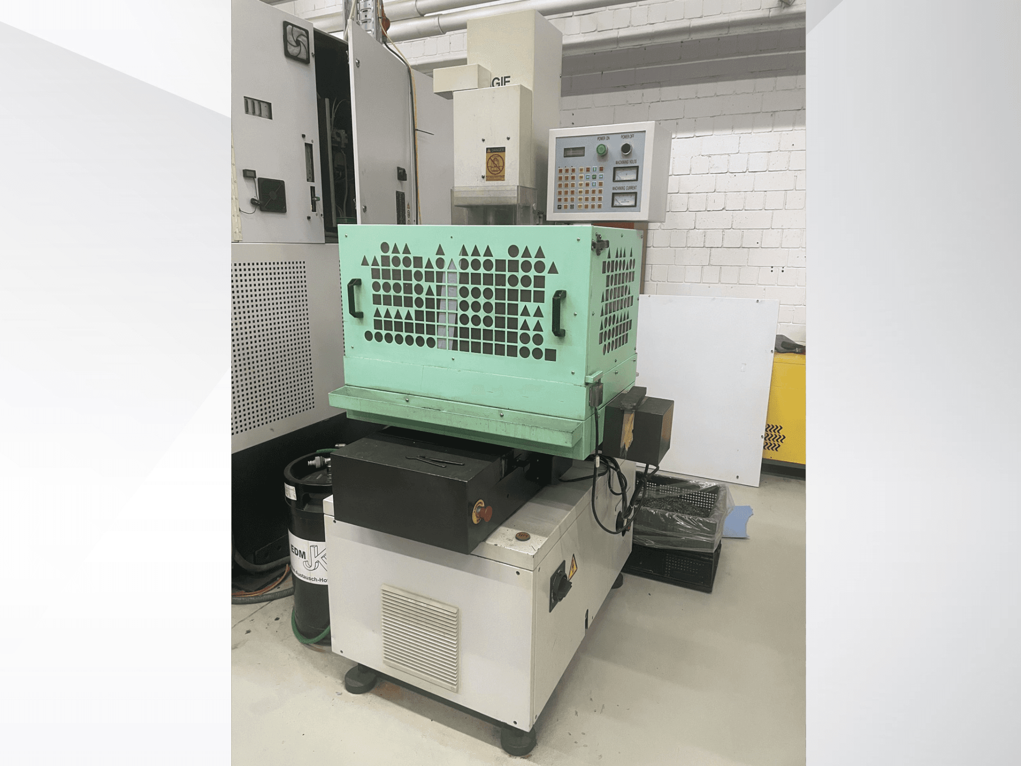 AGIE Drill, metalliporakone, etukuva näyttää hallintalaitteet, vihreän kotelon ja kompaktin rakenteen. Ihanteellinen tarkkuusporaukseen.