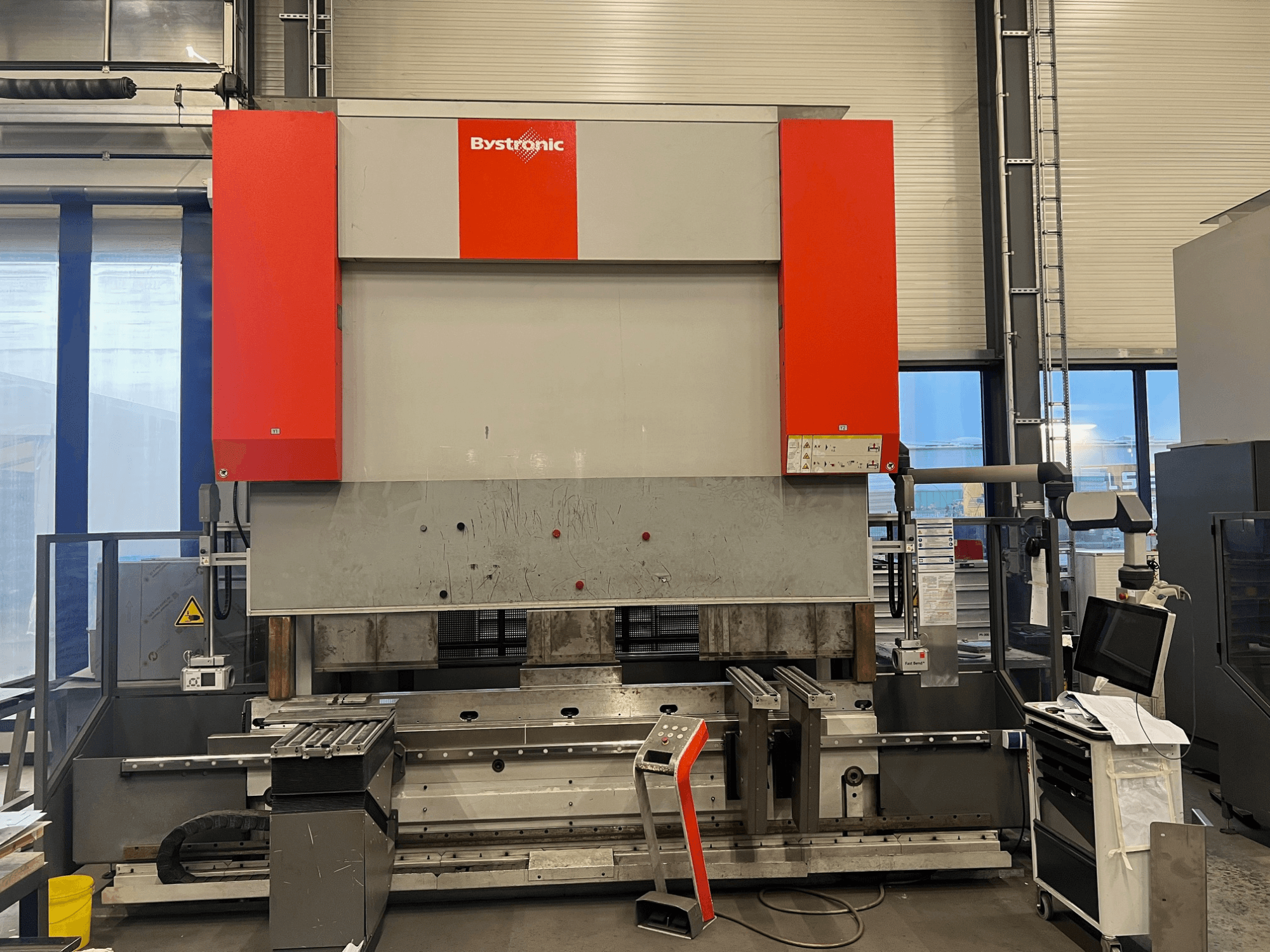 Bystronic-levyntaivutuskone etukuvassa, jossa on tyylikäs muotoilu, ohjauspaneeli ja turvaominaisuudet.