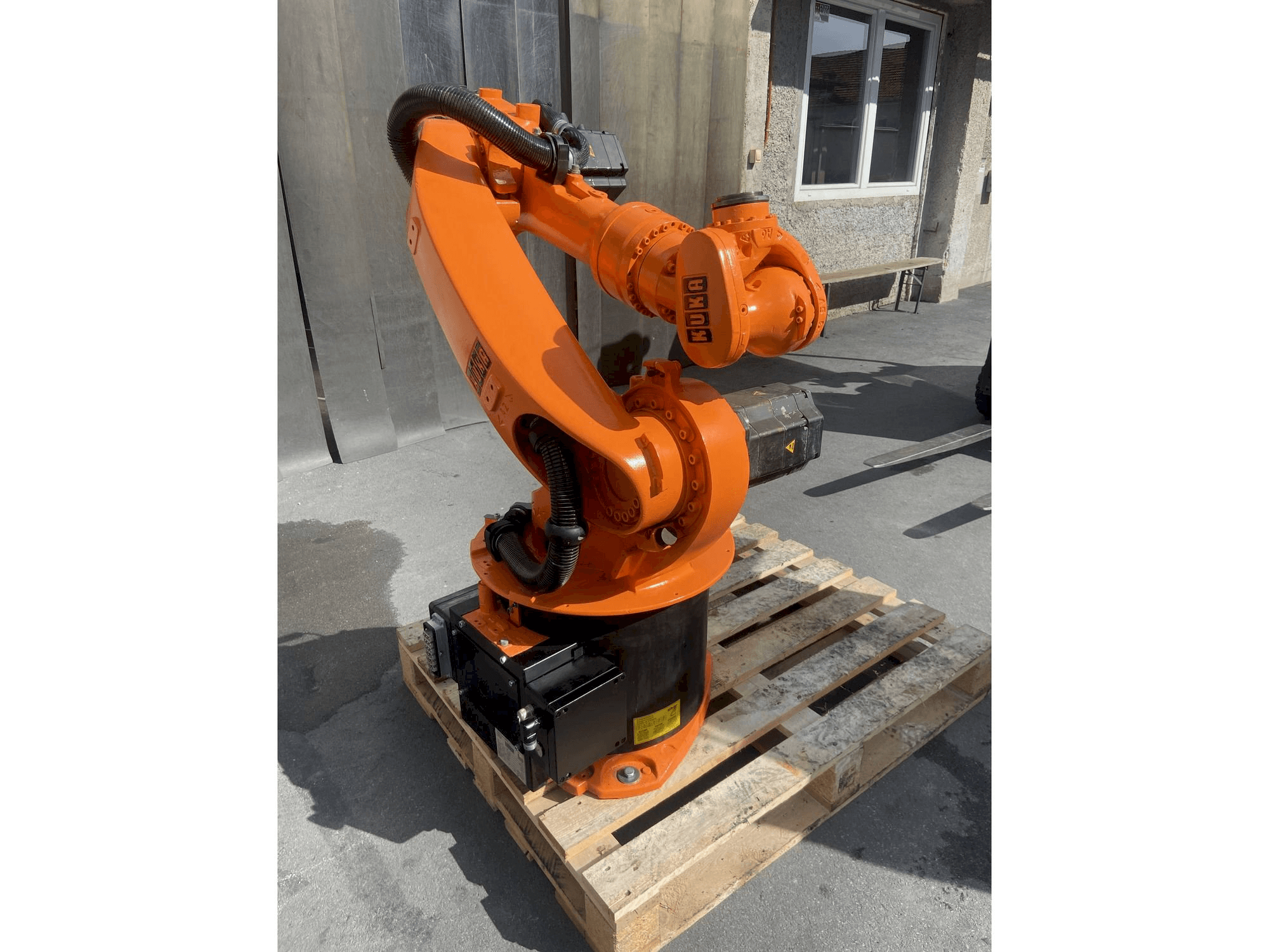 Koneen KUKA Kr16 etunäkymä