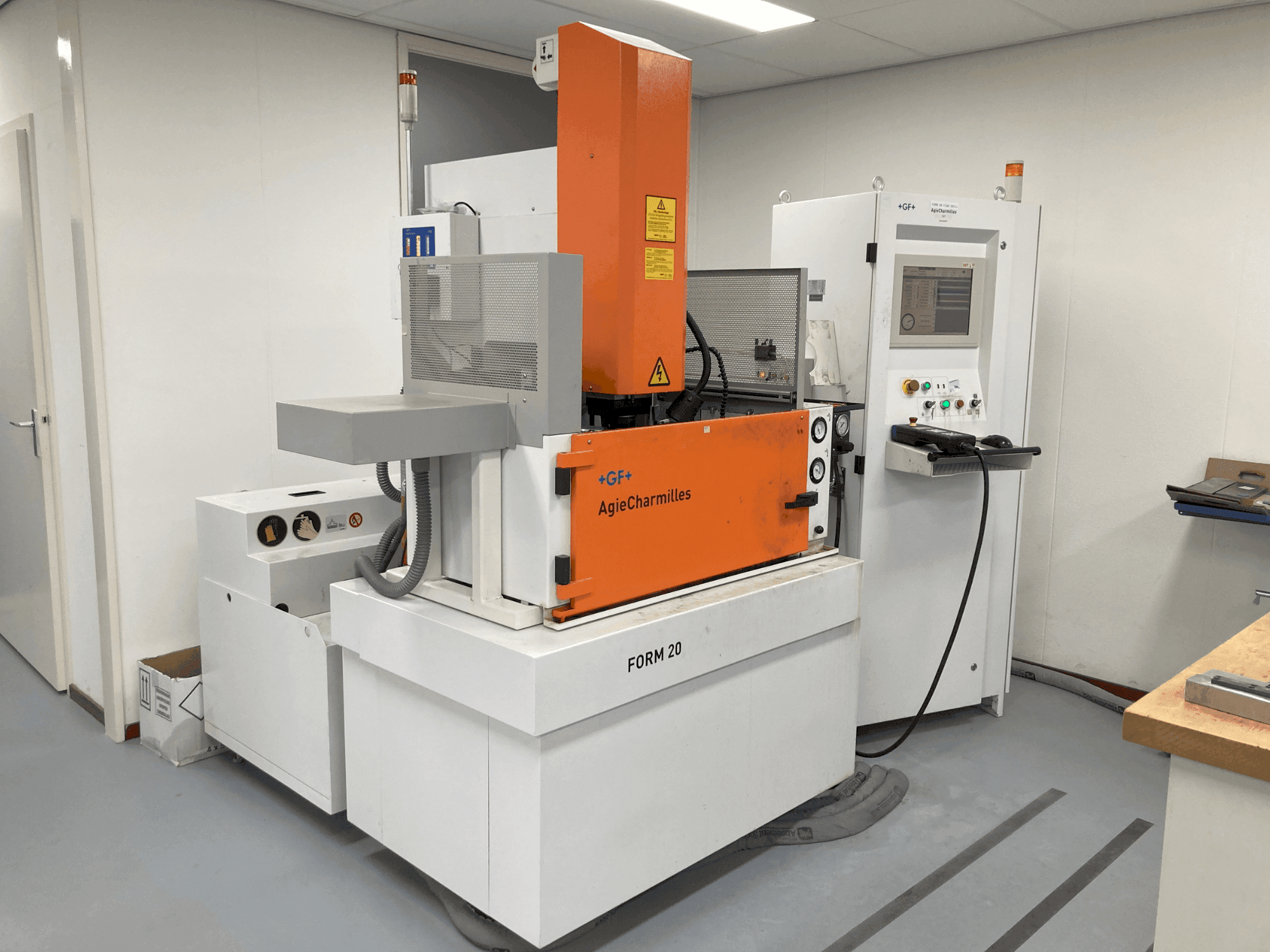 Koneen AgieCharmilles CABINET FORM20 etunäkymä