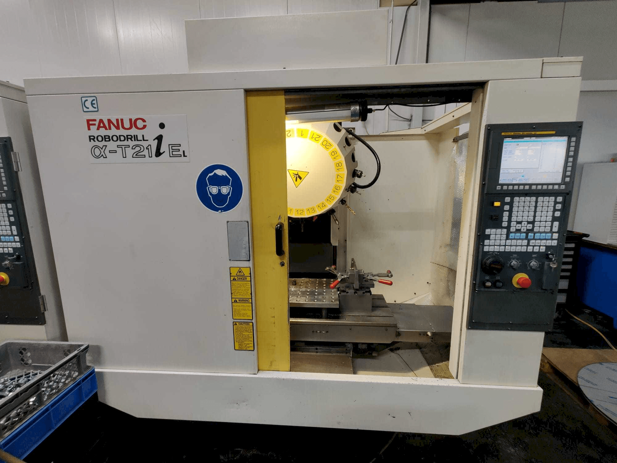 Koneen FANUC Robodrill α-T21iEL etunäkymä