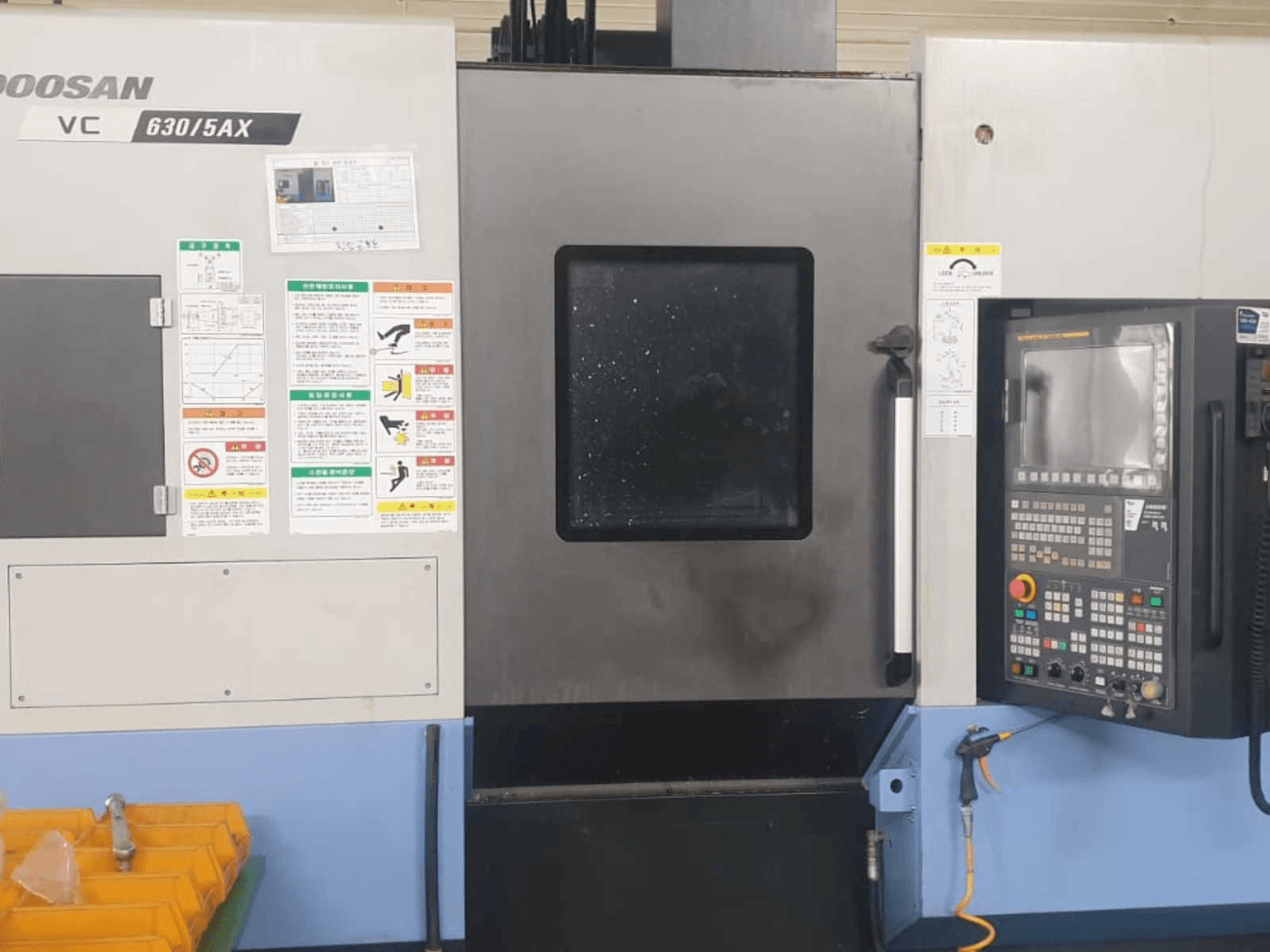 Koneen Doosan VC 630/5AX etunäkymä