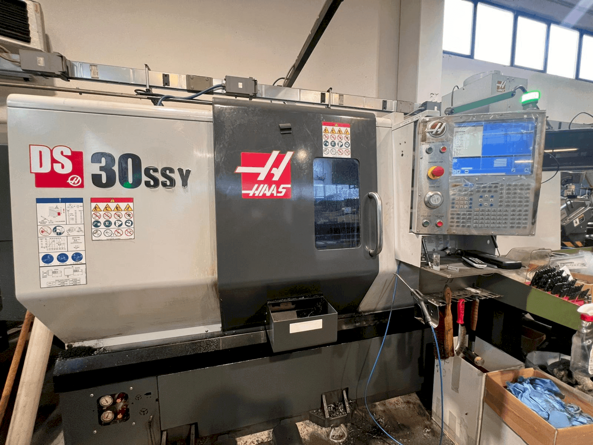 Koneen HAAS DS-30SSY etunäkymä