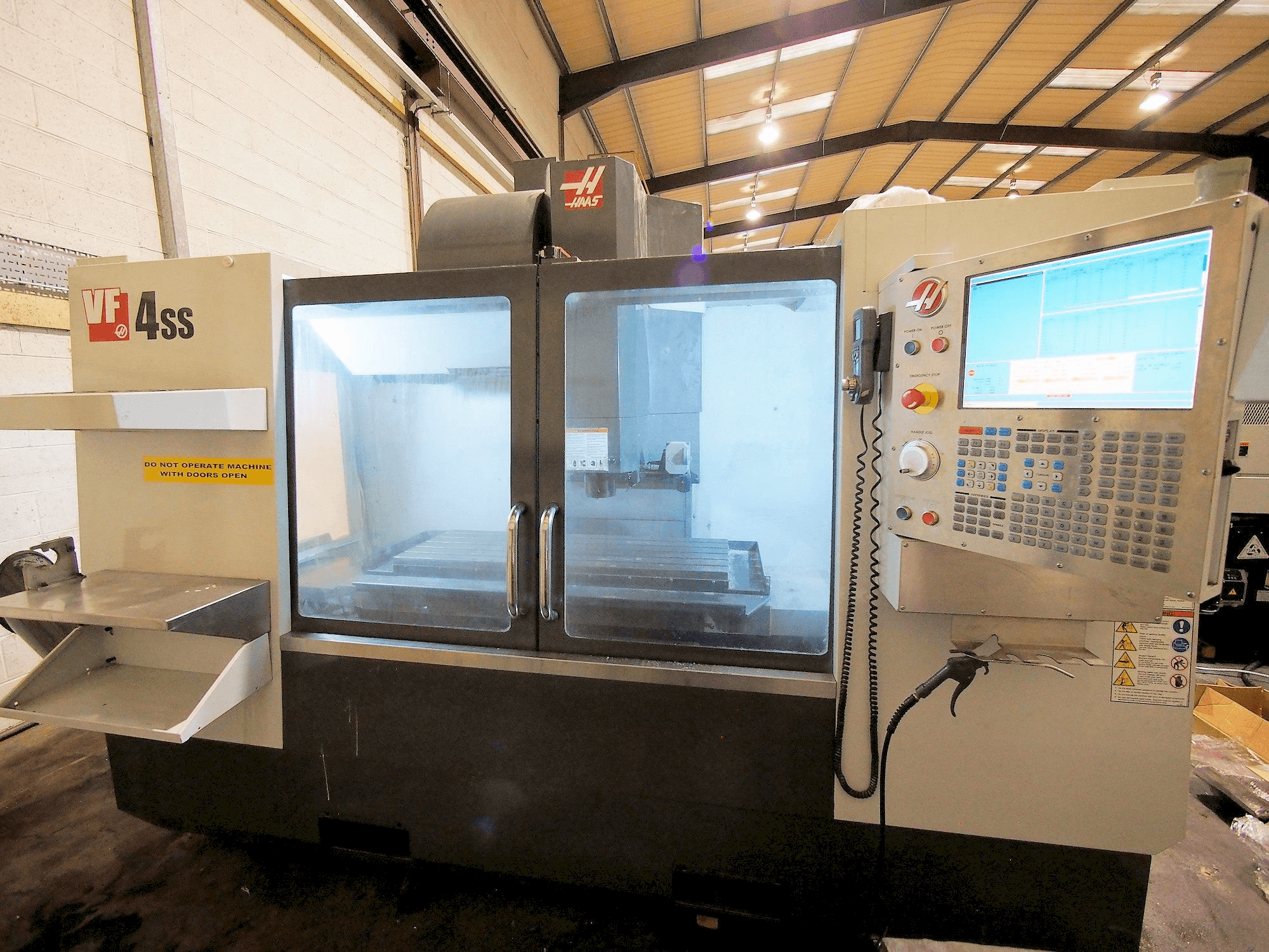 Koneen HAAS VF-4SS etunäkymä