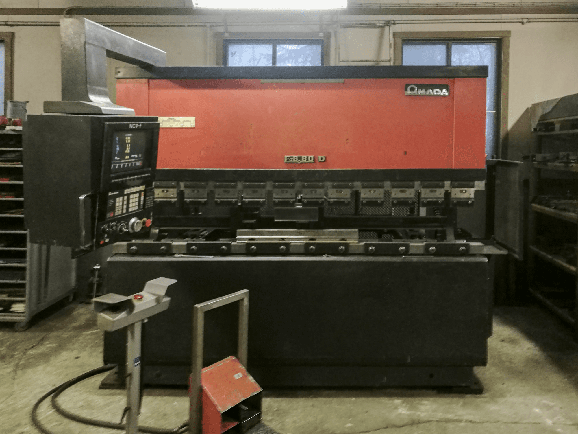 Koneen AMADA etunäkymäFBD-8025F