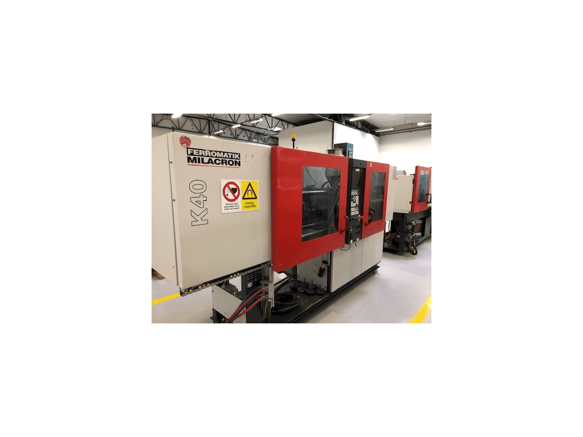 Koneen FERROMATIK MILACRON K40 D-E vasemman sivun näkymä