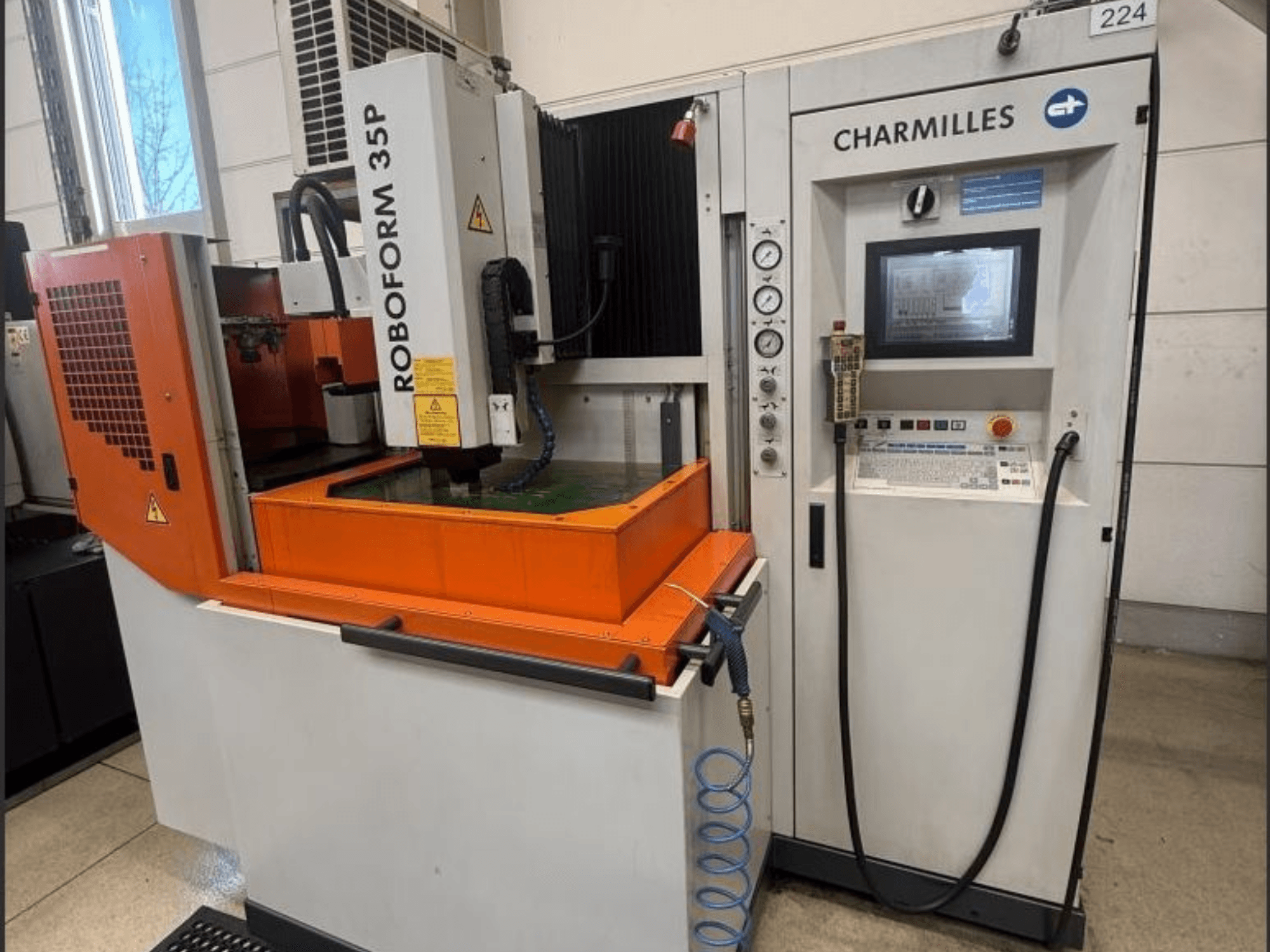 Charmilles ROBOFORM 35P -syöppö- ja suulakepuristuskone, etukuva, jossa ohjauspaneeli, portaali ja nestesäiliö toiminnassa.