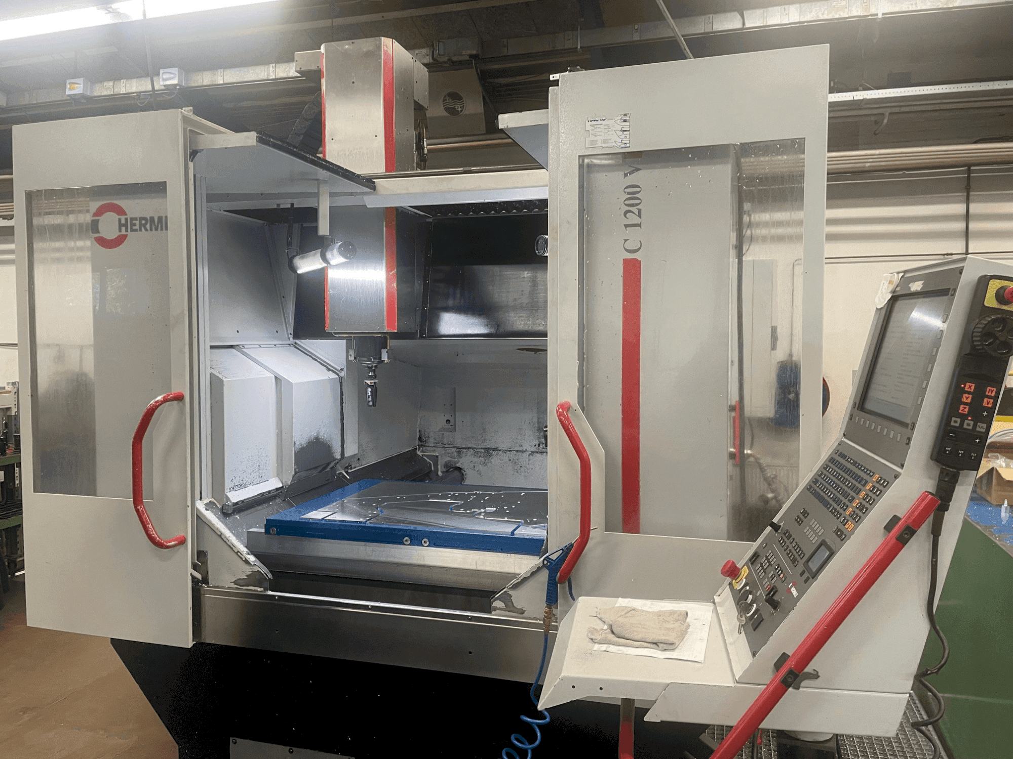 Koneen HERMLE C 1200 V etunäkymä