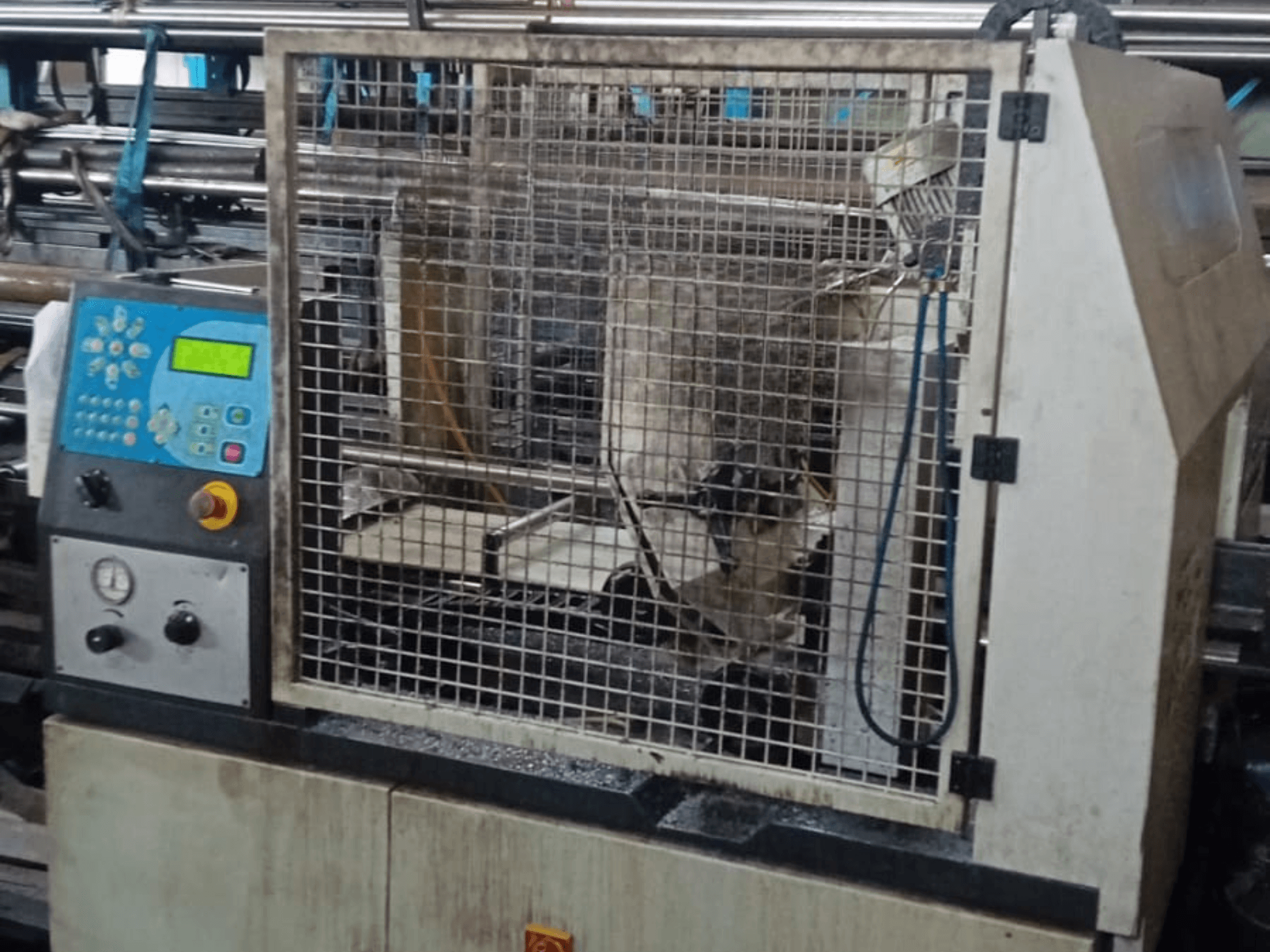 Metallivannesaha Macc 381 AV, etukuva, jossa näkyy ohjauspaneeli, turvahäkki ja metalliromua alustalla.