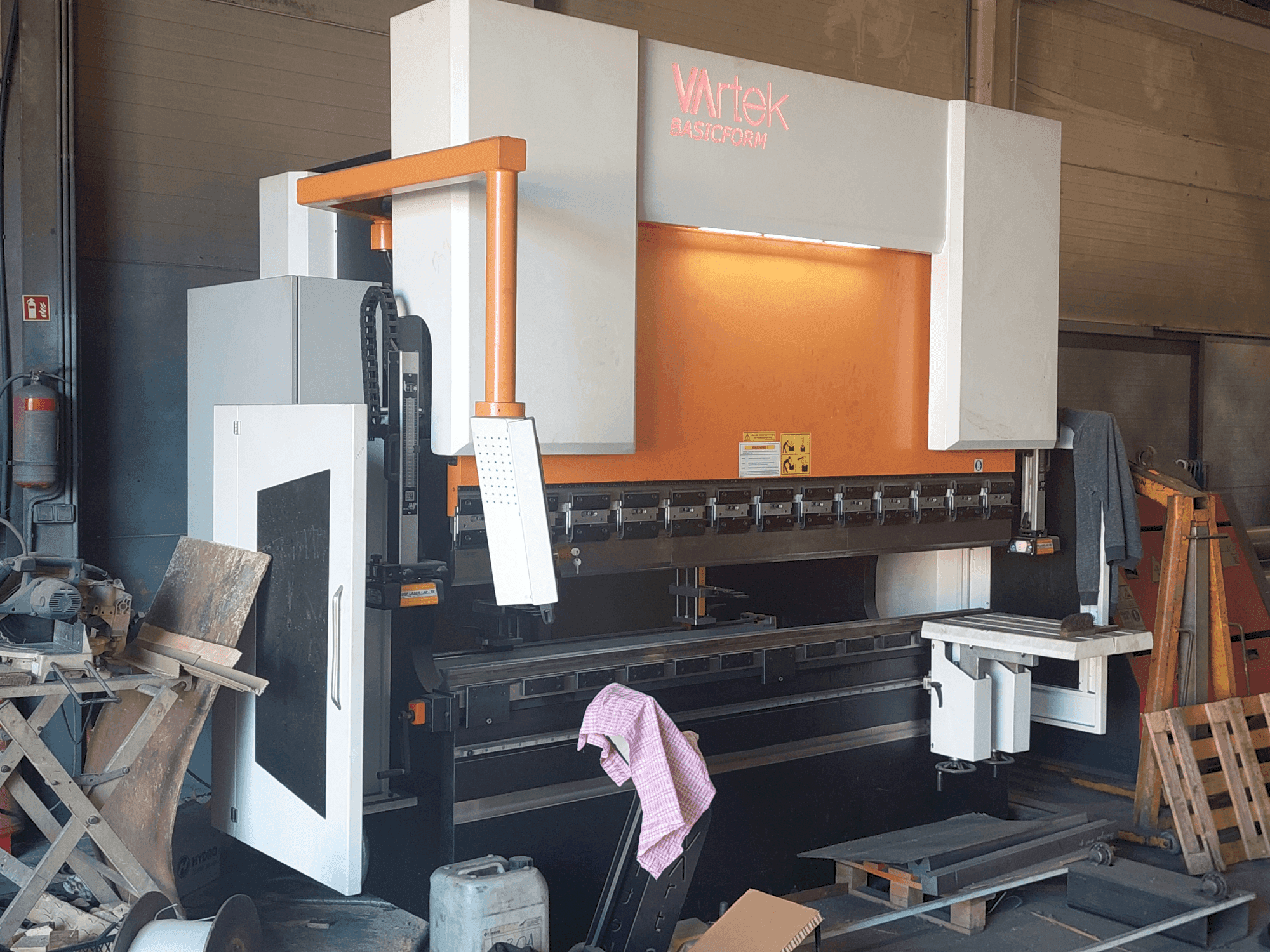 Koneen VARTEK BasicForm 2600 / 135 CNC etunäkymä
